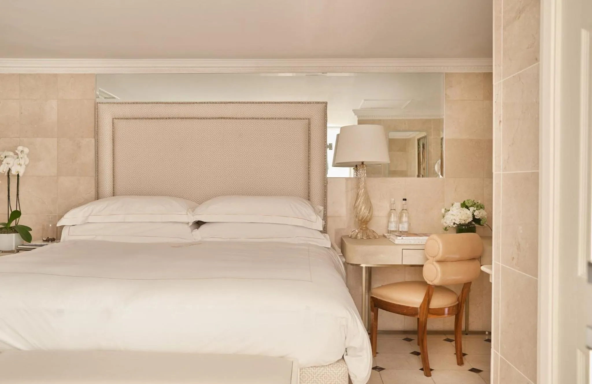 Photo of the whole room, Bed in The Montague On The Gardens