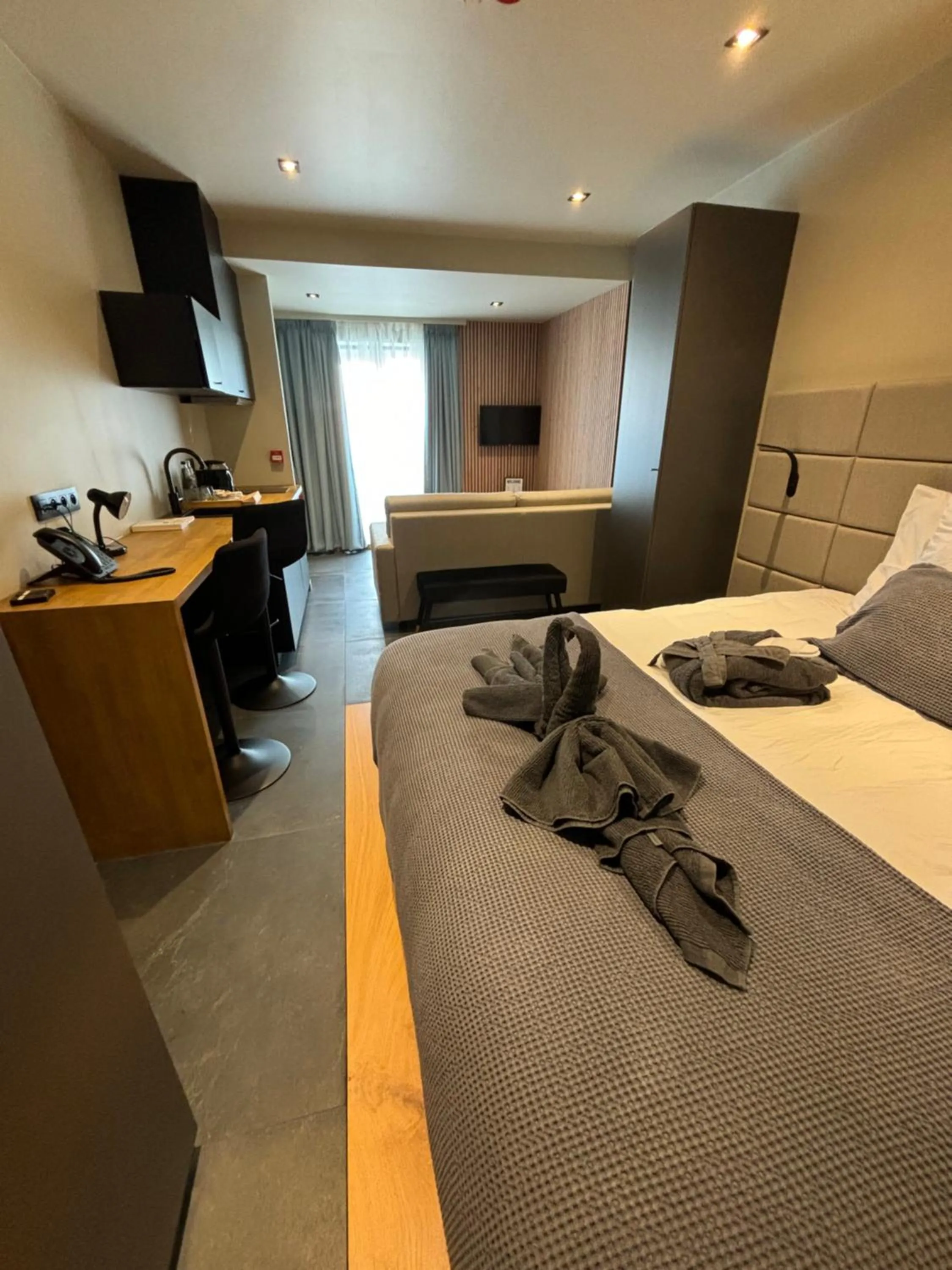 Kitchen or kitchenette, Bed in Hotel Mezza Notte