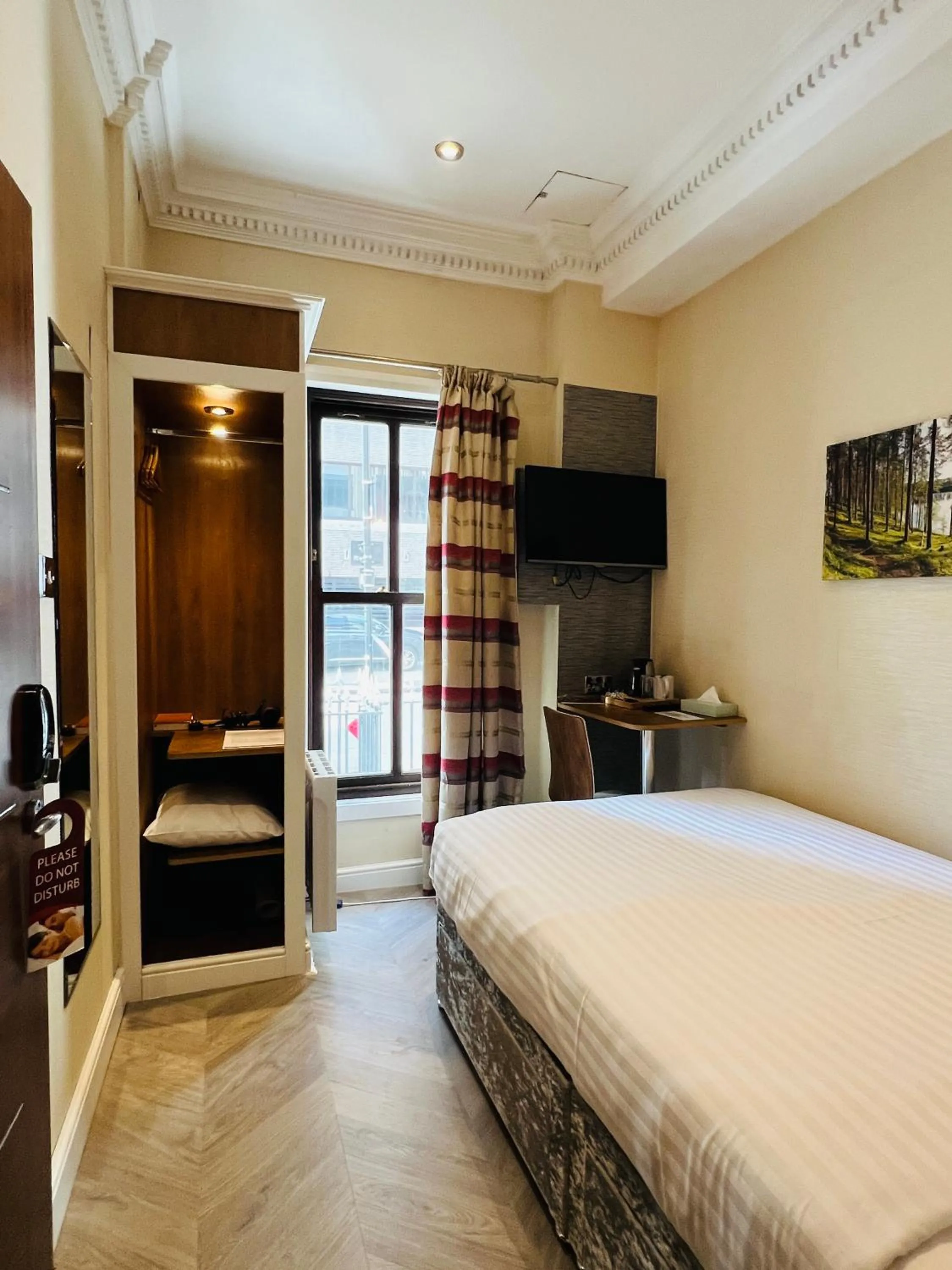 Bedroom, Bed in Cheshire Hotel Central London