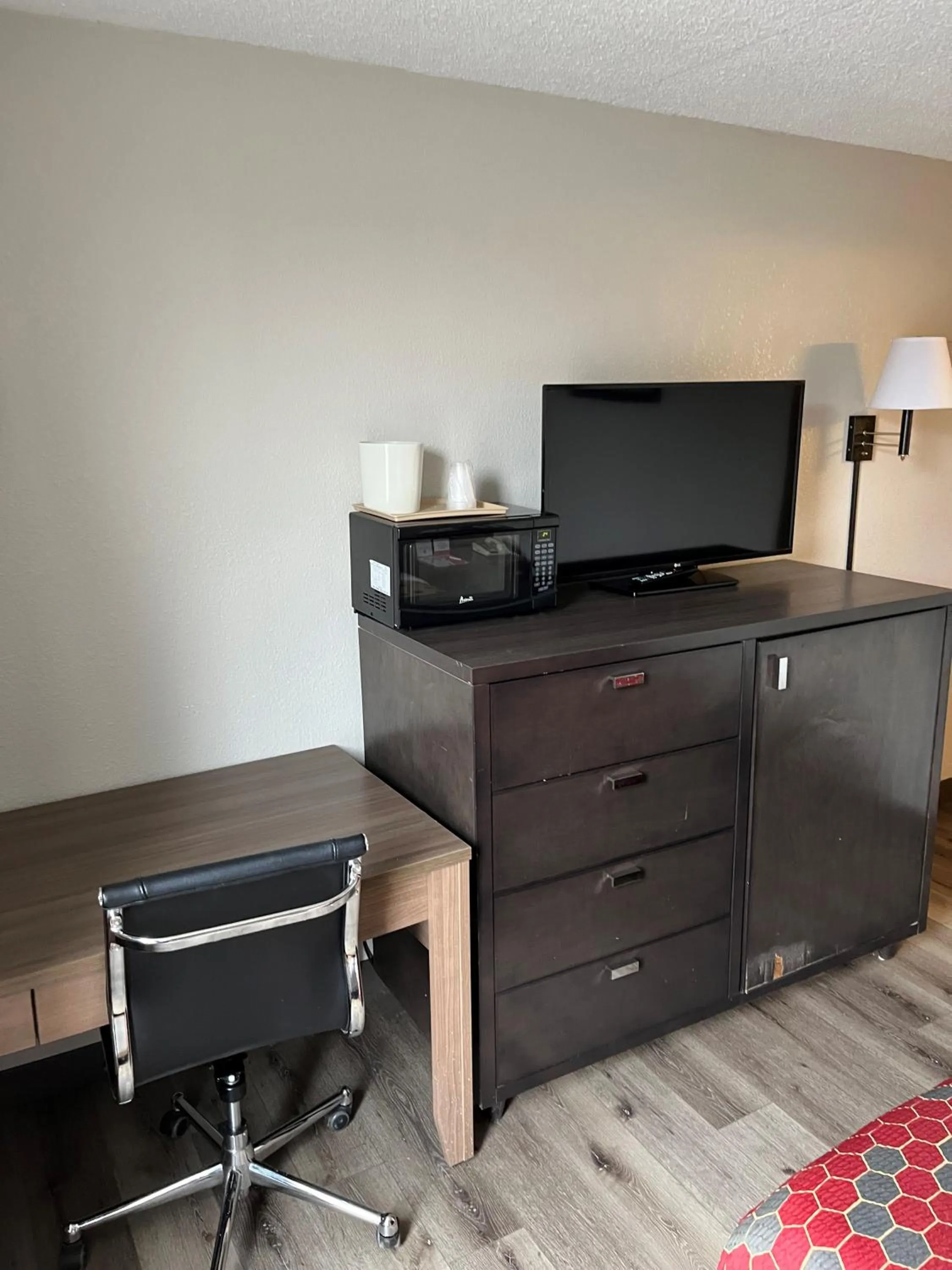 TV and multimedia in Red Carpet Inn Quantico