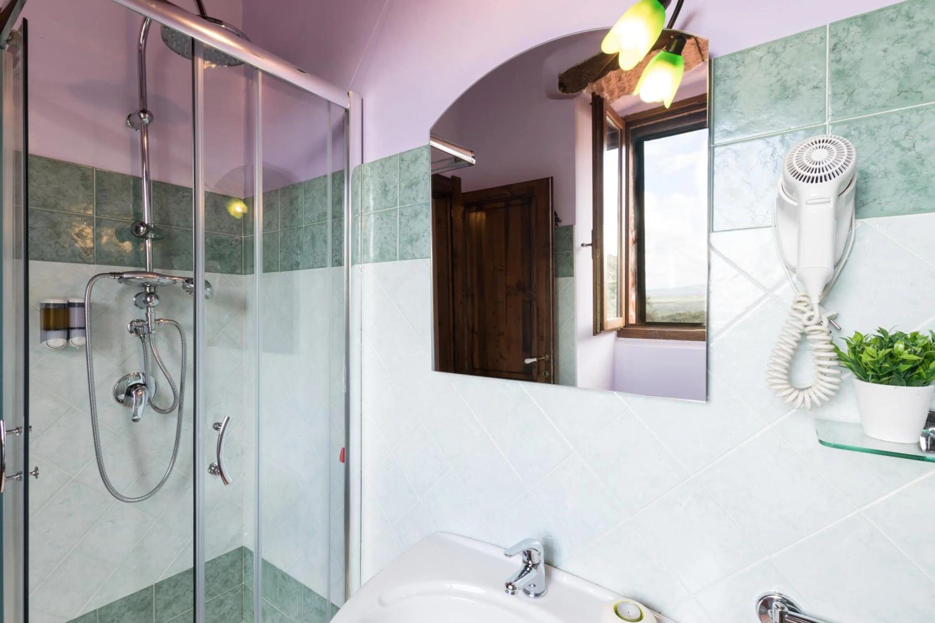 Shower in B&B S'Asilo Sardegna