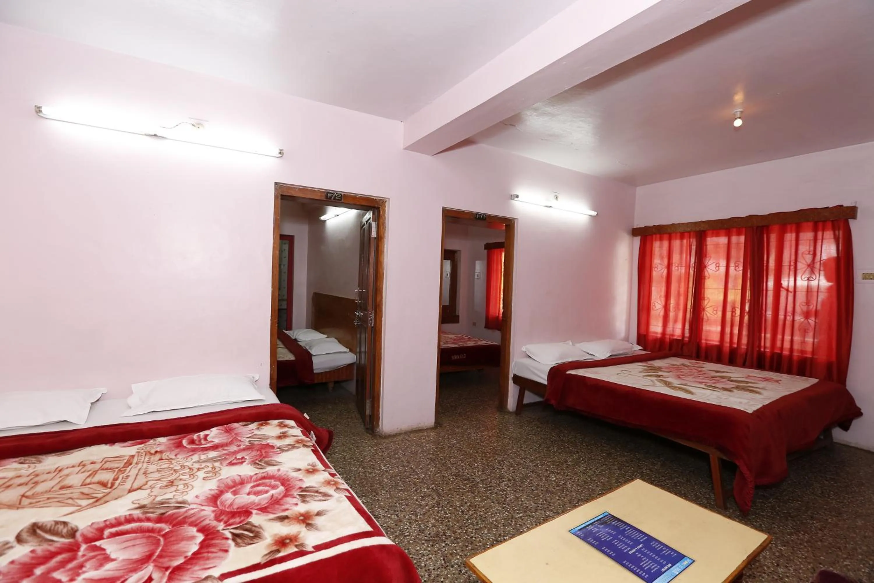 Living room, Bed in Hotel Sri Balaji