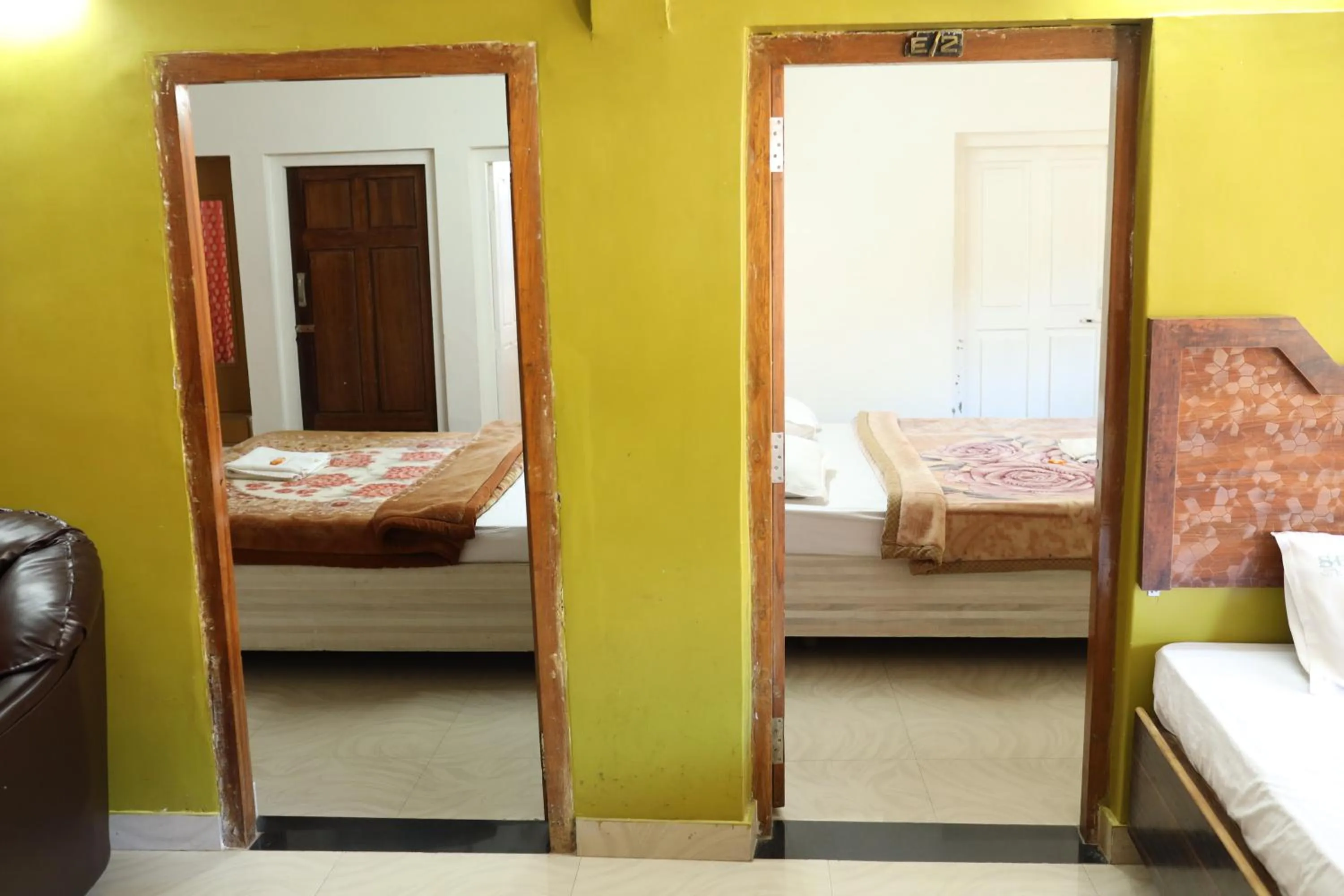 Living room, Bed in Hotel Sri Balaji