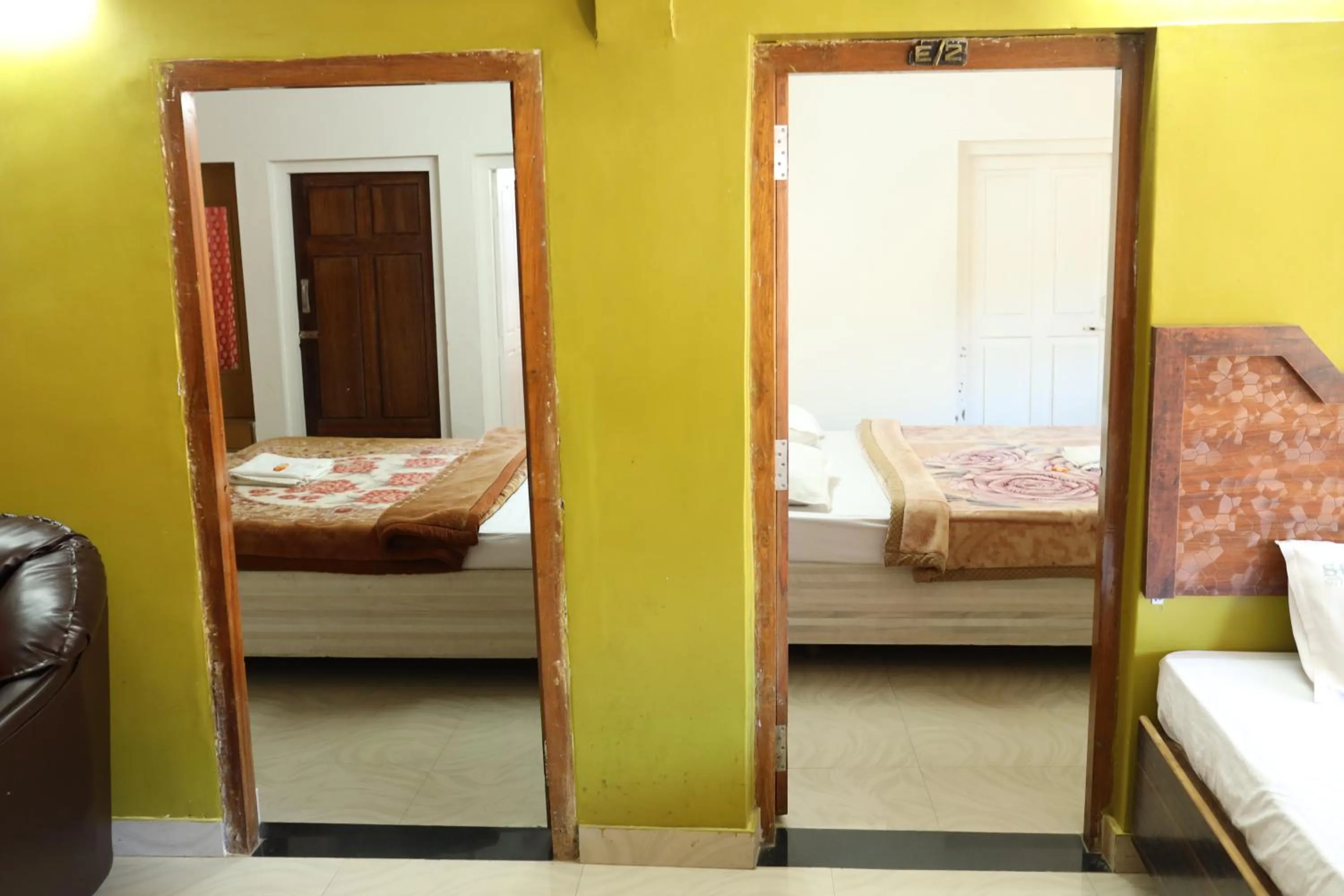 Living room, Bed in Hotel Sri Balaji