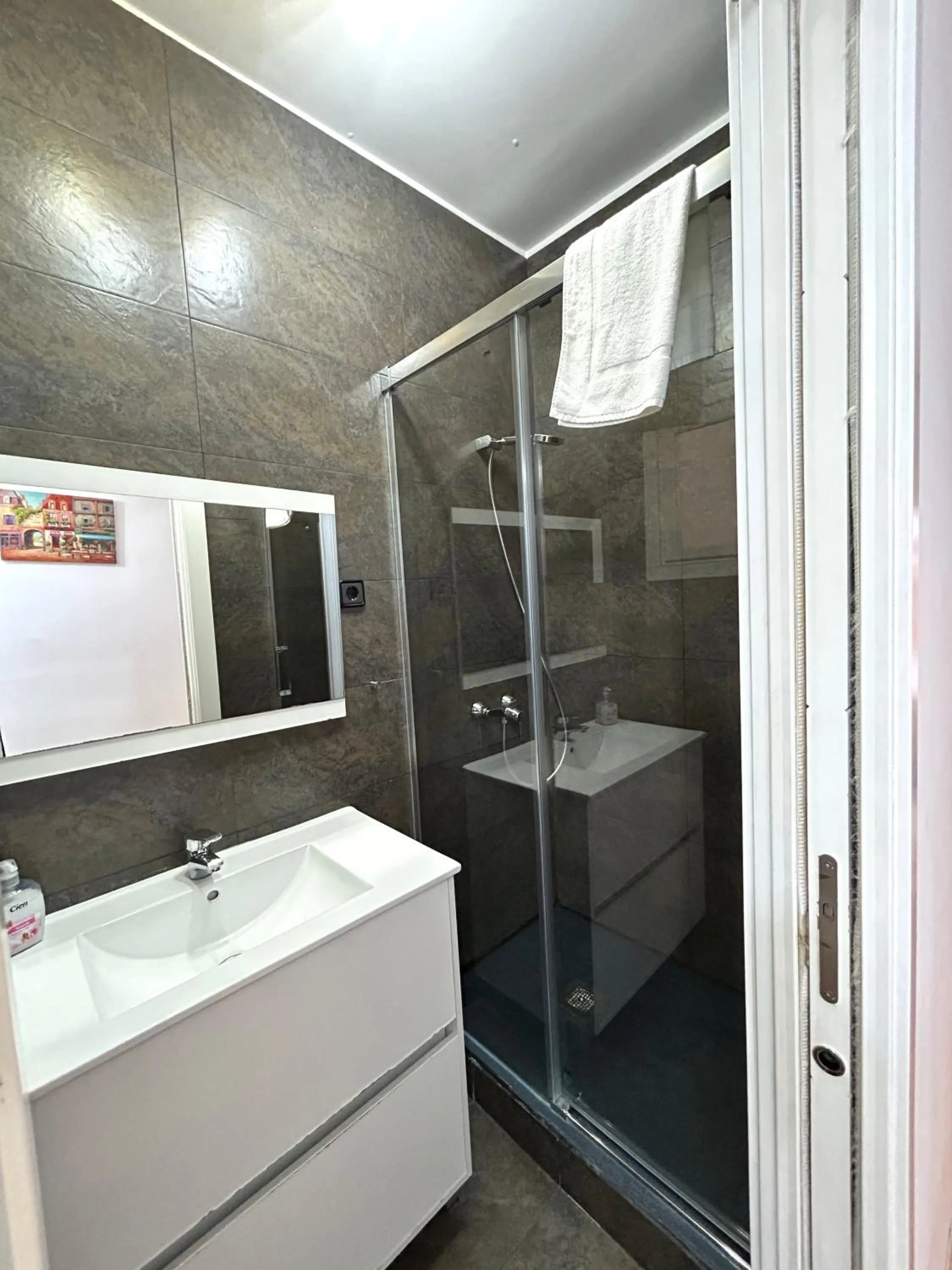 Shower in Apartment carrer d'Olesa