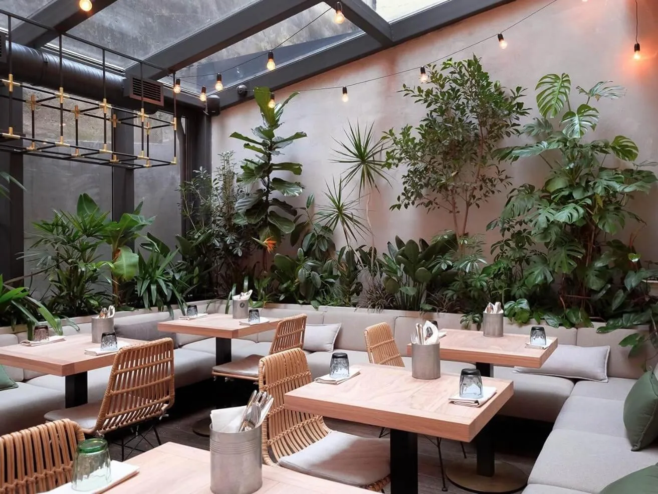 Restaurant/places to eat in DINH DINH 2 AIRPORT HOTEL