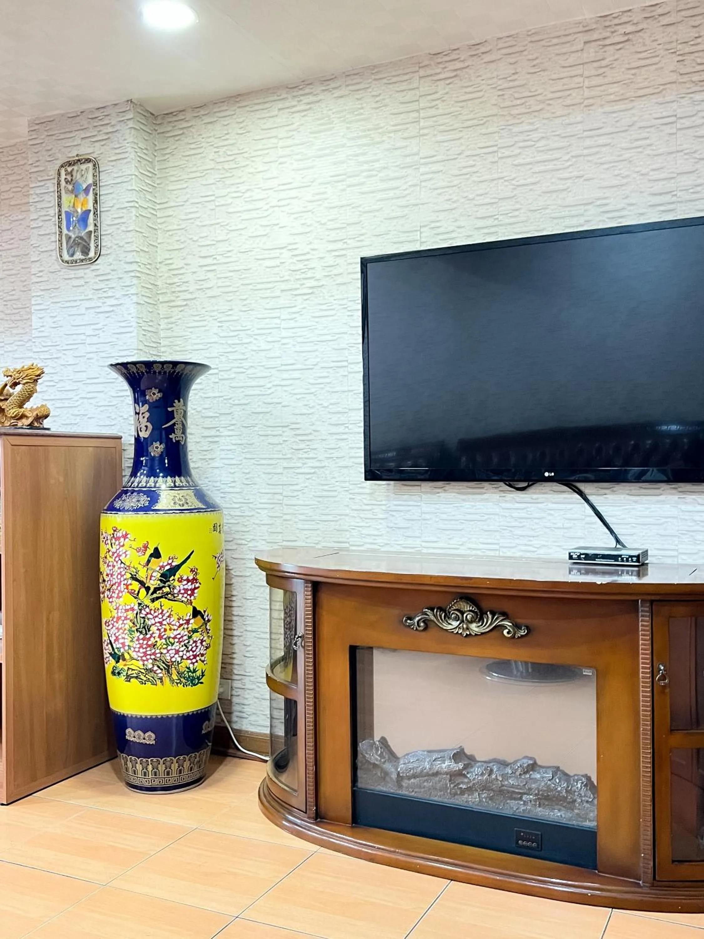 Communal lounge/ TV room in Silom Dynasty Hostel