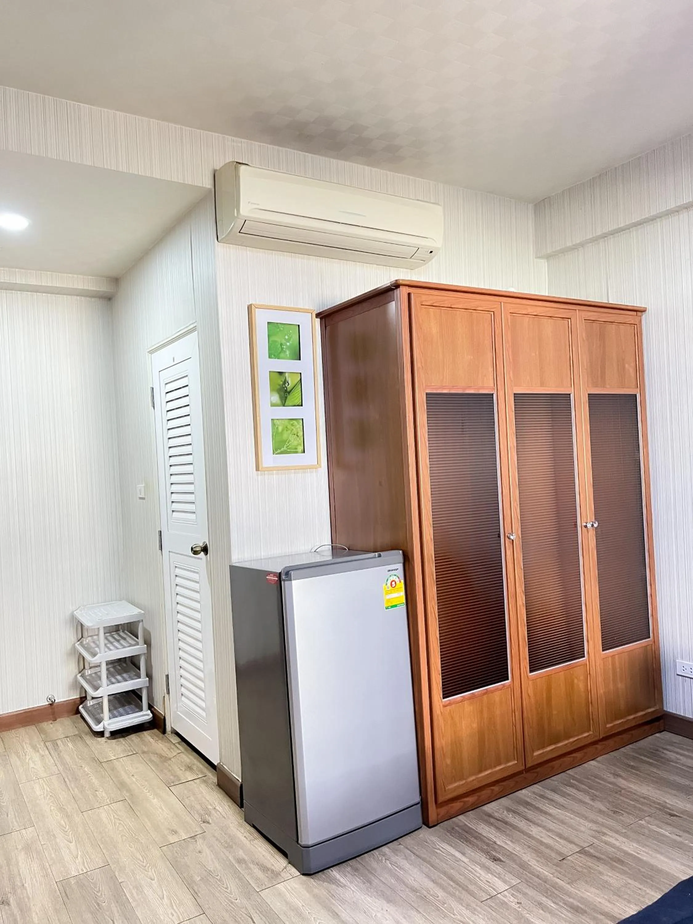 wardrobe in Silom Dynasty Hostel