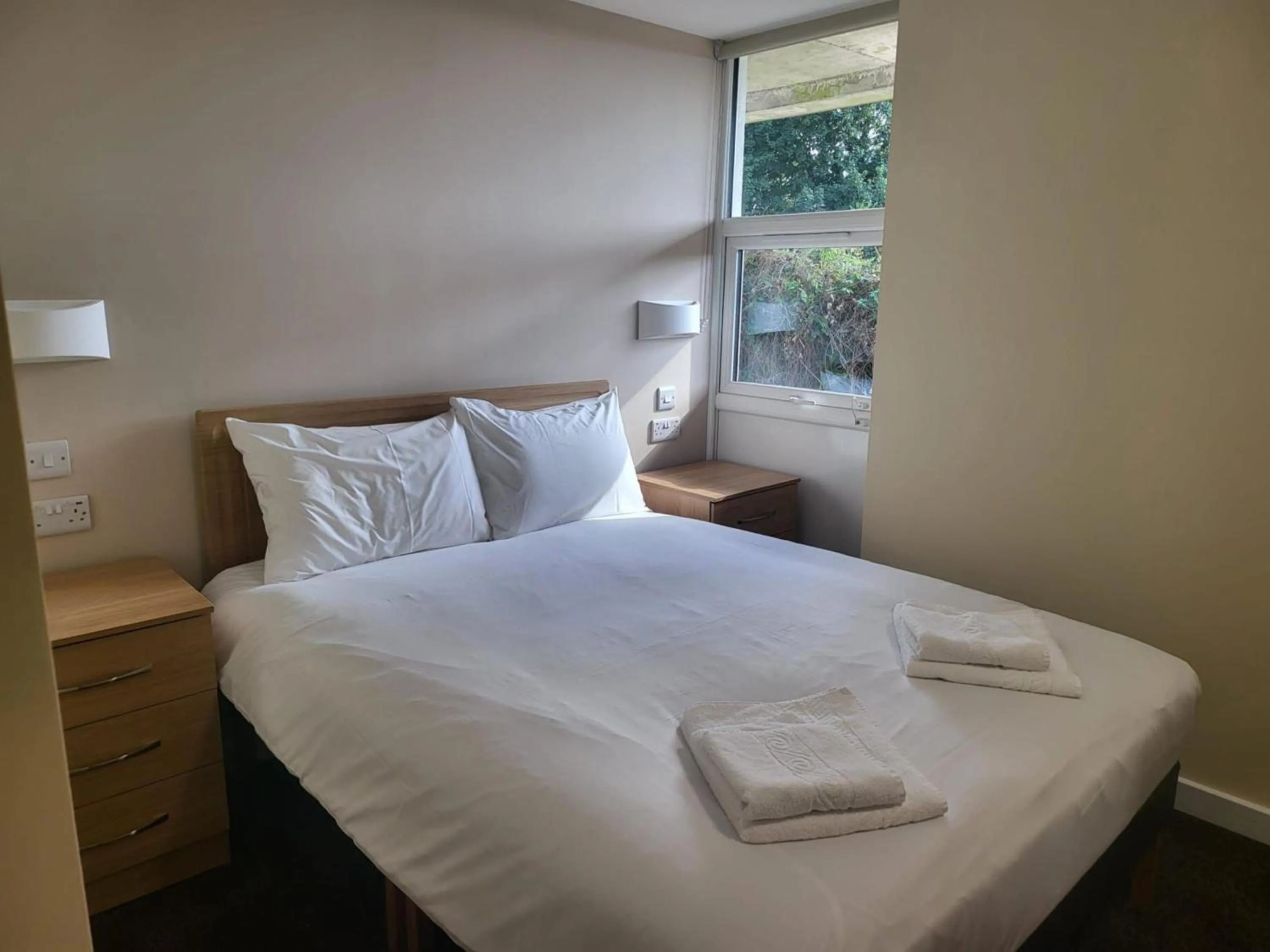 Bedroom, Bed in Coventry Hill Hotel