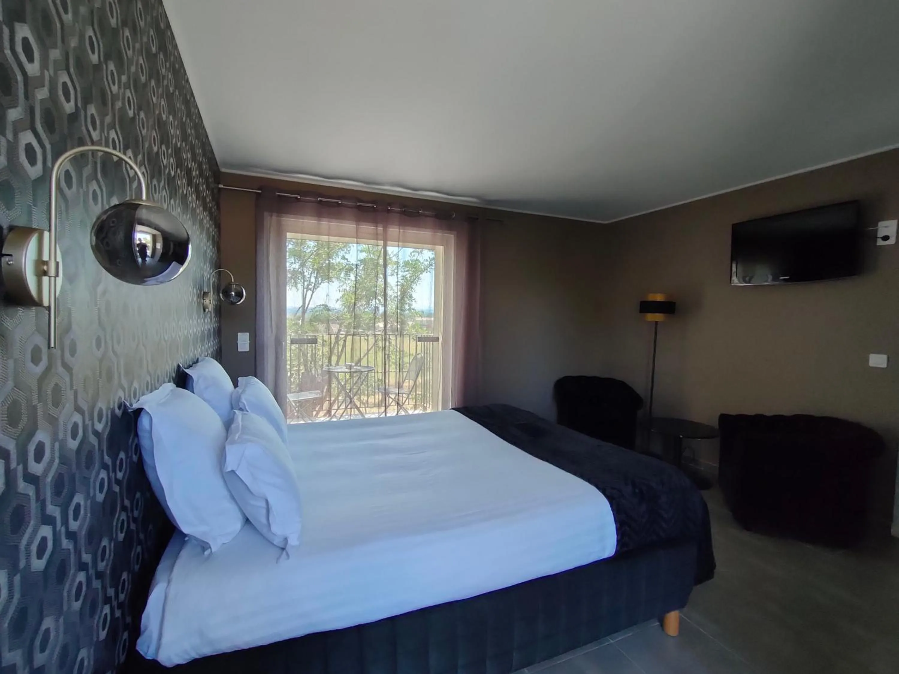 Bed in Hôtel Restaurant L'Art des Mets by Côté Jardin