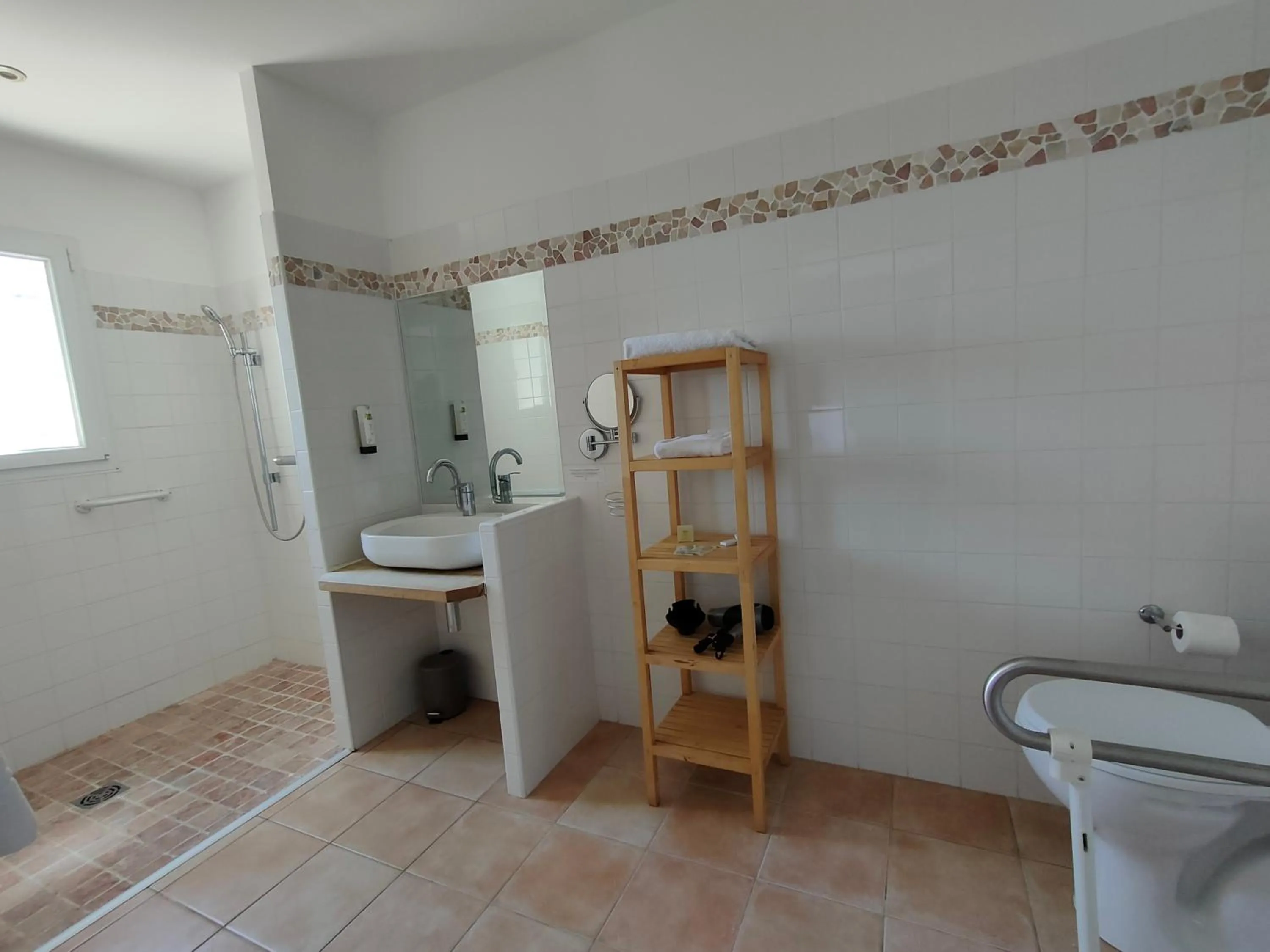 Toilet in Hôtel Restaurant L'Art des Mets by Côté Jardin