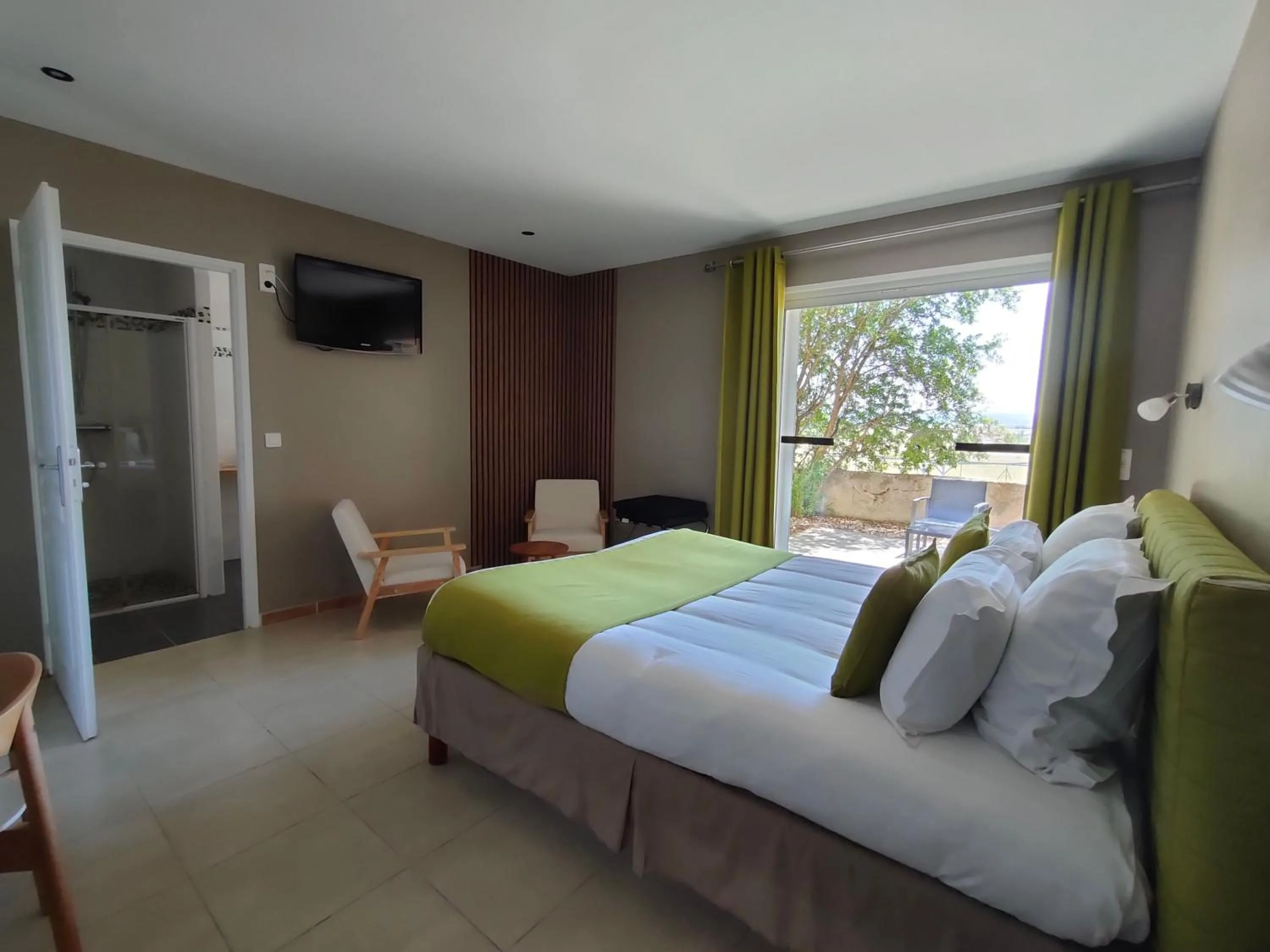 Bed in Hôtel Restaurant L'Art des Mets by Côté Jardin