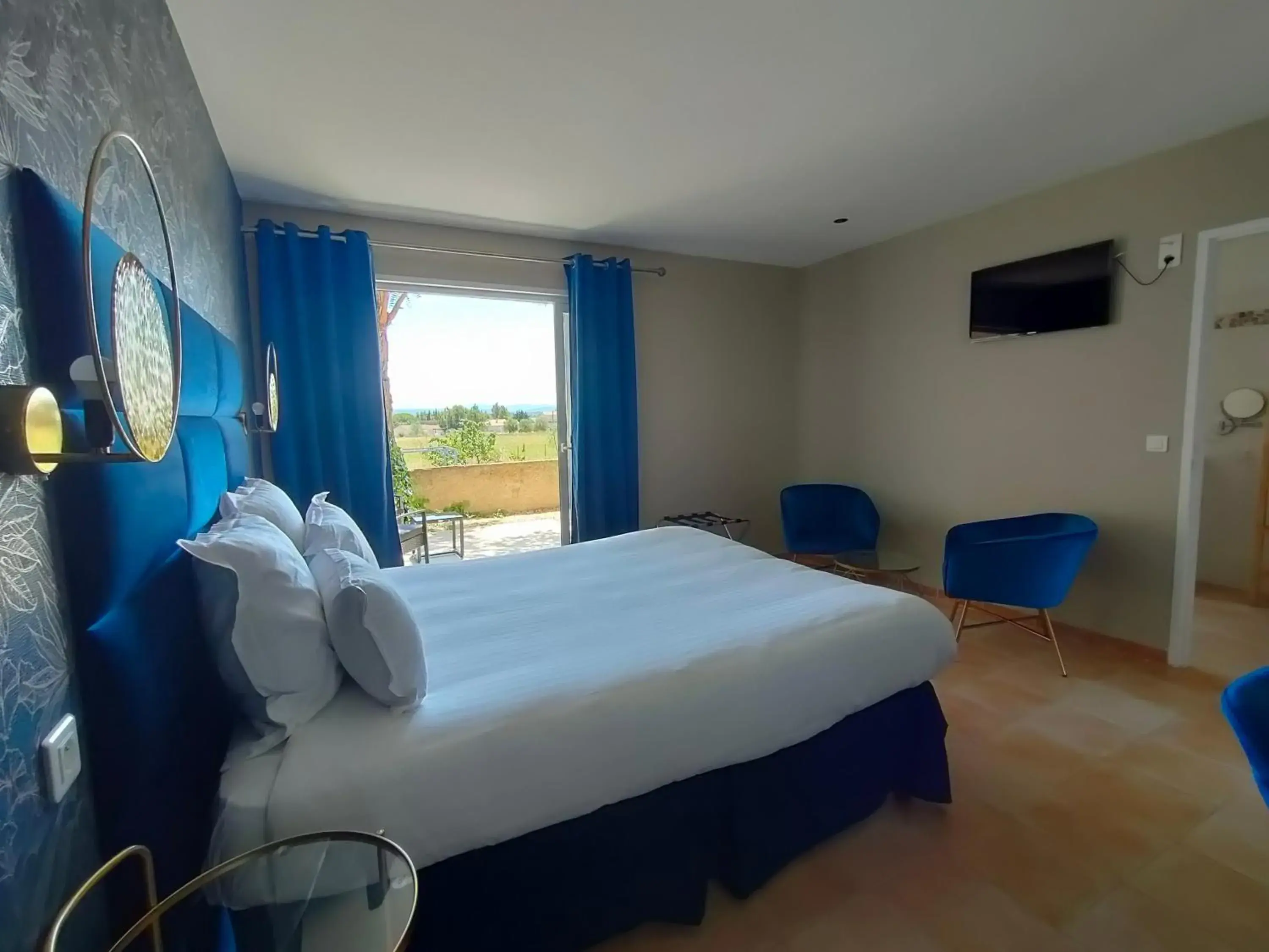 Double Room - Disability Access in Hôtel Restaurant L'Art des Mets by Côté Jardin Double Room - Disability Access in Hôtel Restaurant L'Art des Mets by Côté Jardin