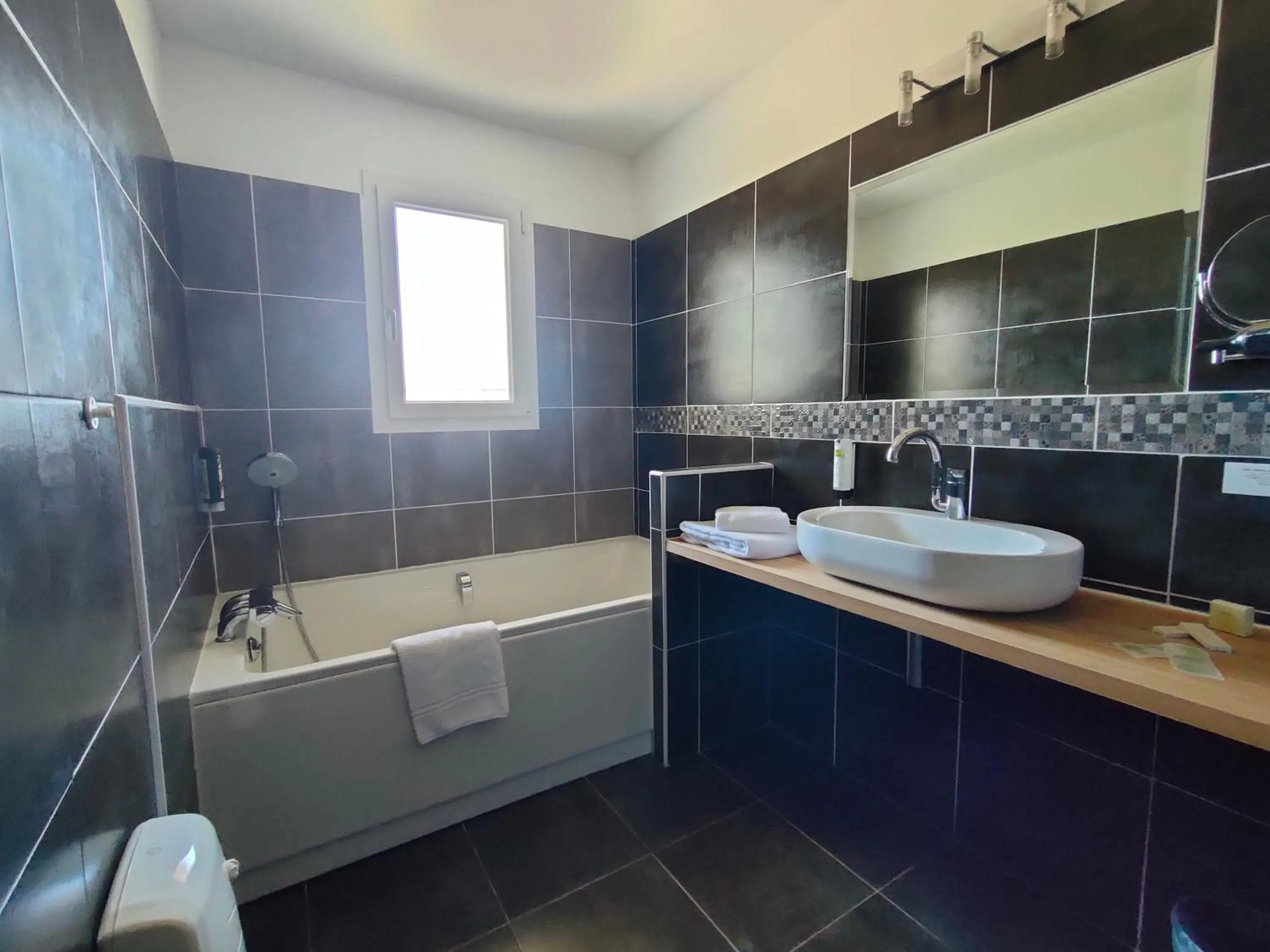 Bathroom in Hôtel Restaurant L'Art des Mets by Côté Jardin