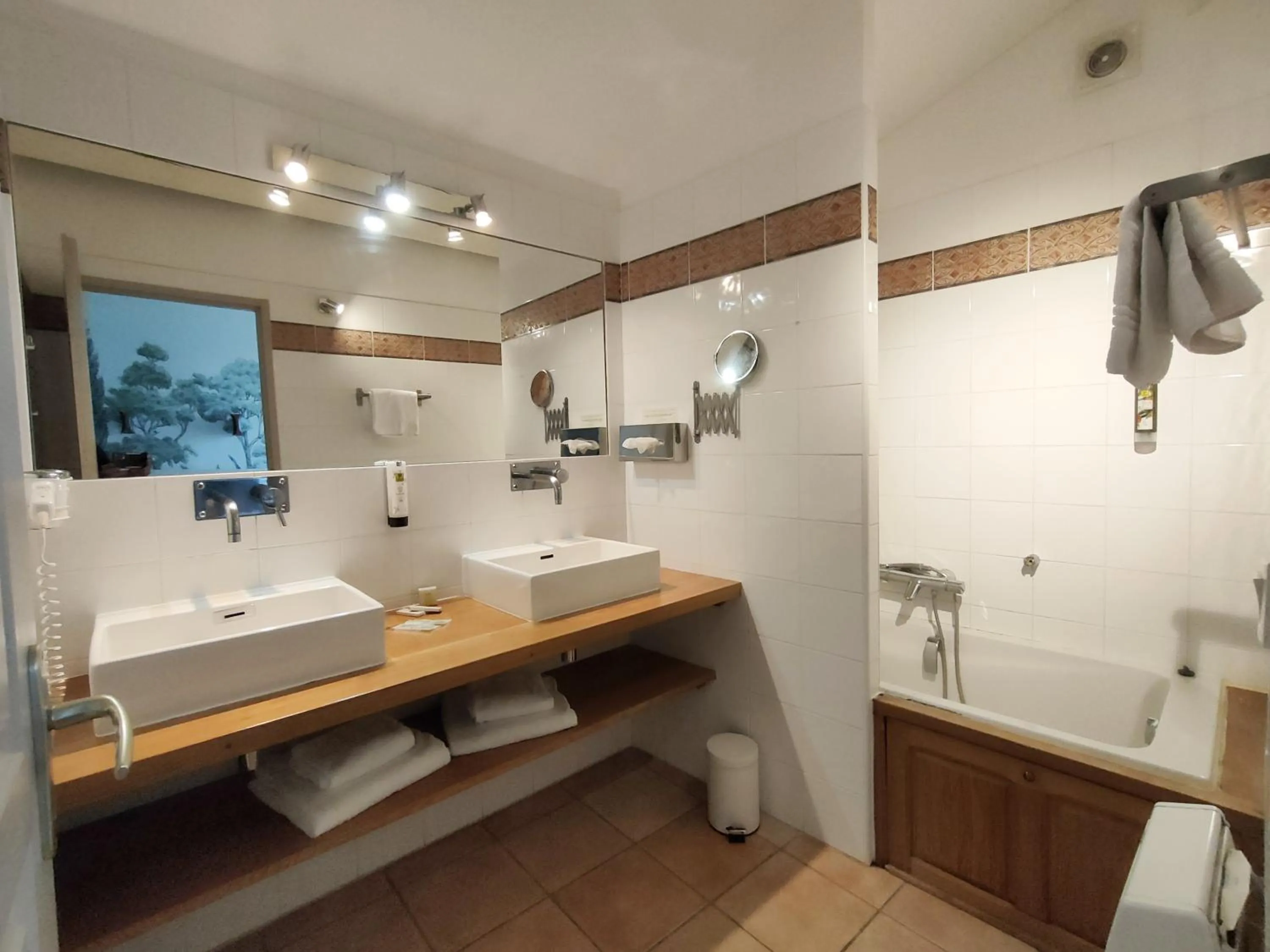 Bathroom in Hôtel Restaurant L'Art des Mets by Côté Jardin