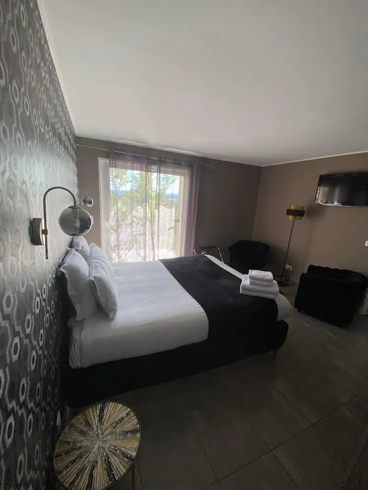 Bed in Hôtel Restaurant L'Art des Mets by Côté Jardin