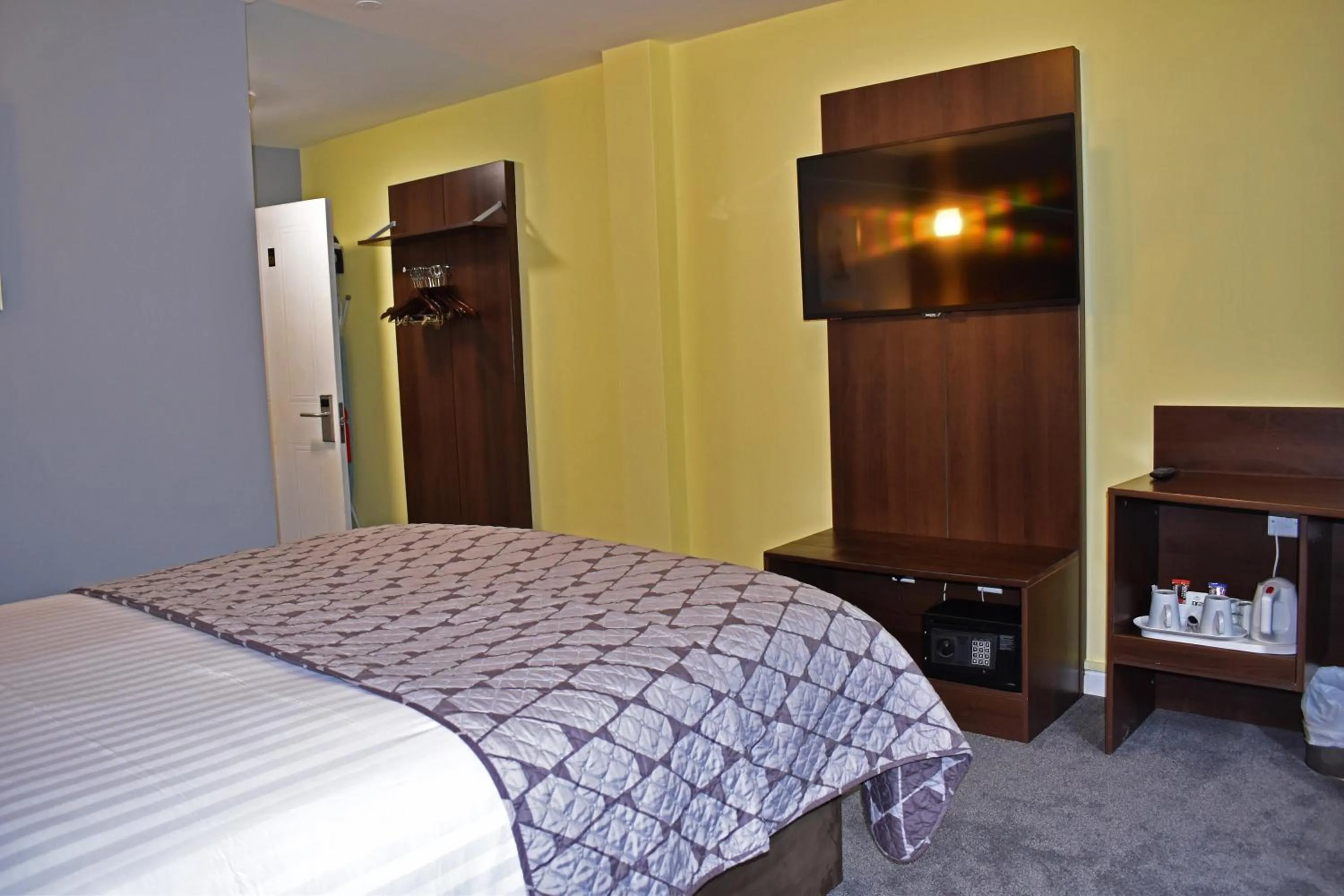 Photo of the whole room, Bed in Quality Hotel Coventry