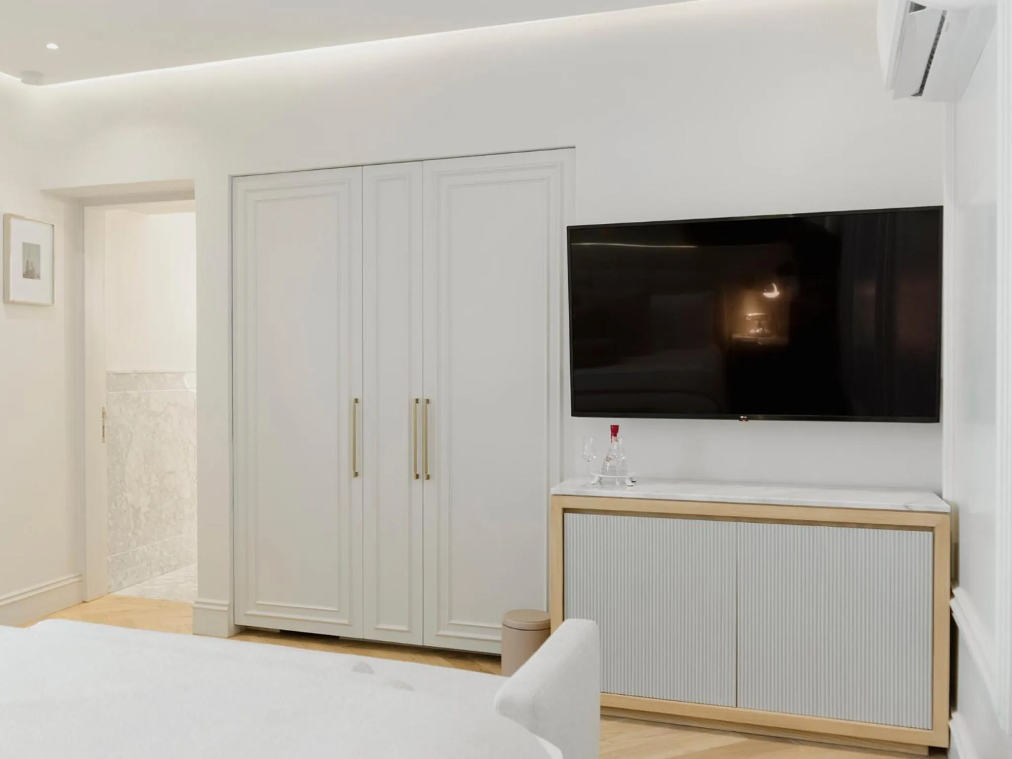 TV and multimedia, Bed in Hotel Maria Camille