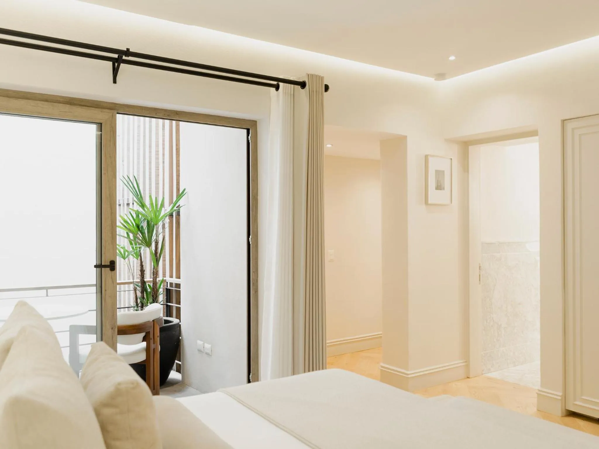 Balcony/Terrace, Bed in Hotel Maria Camille