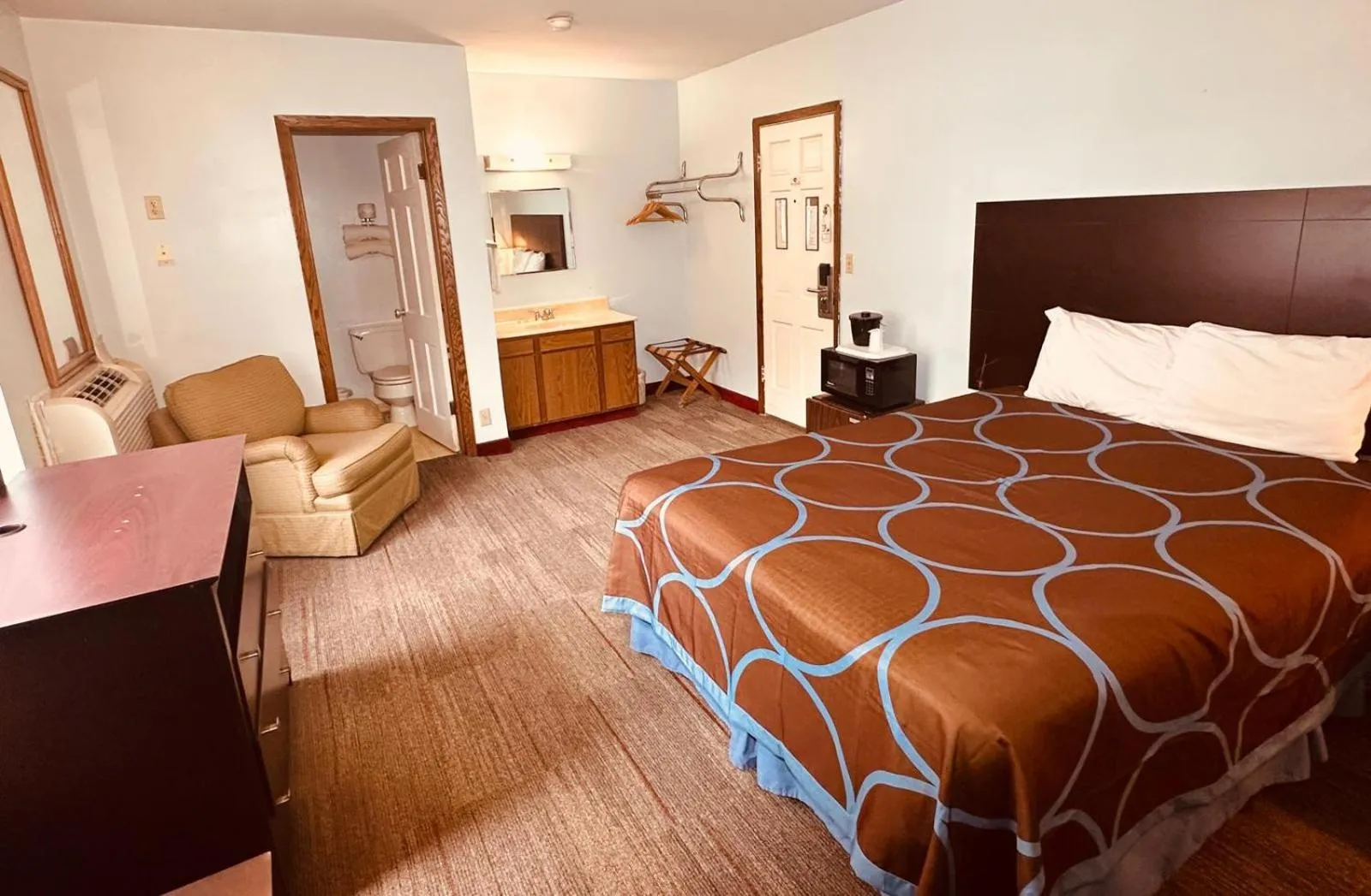 Photo of the whole room, Bed in St Croix Suites - St Croix Falls