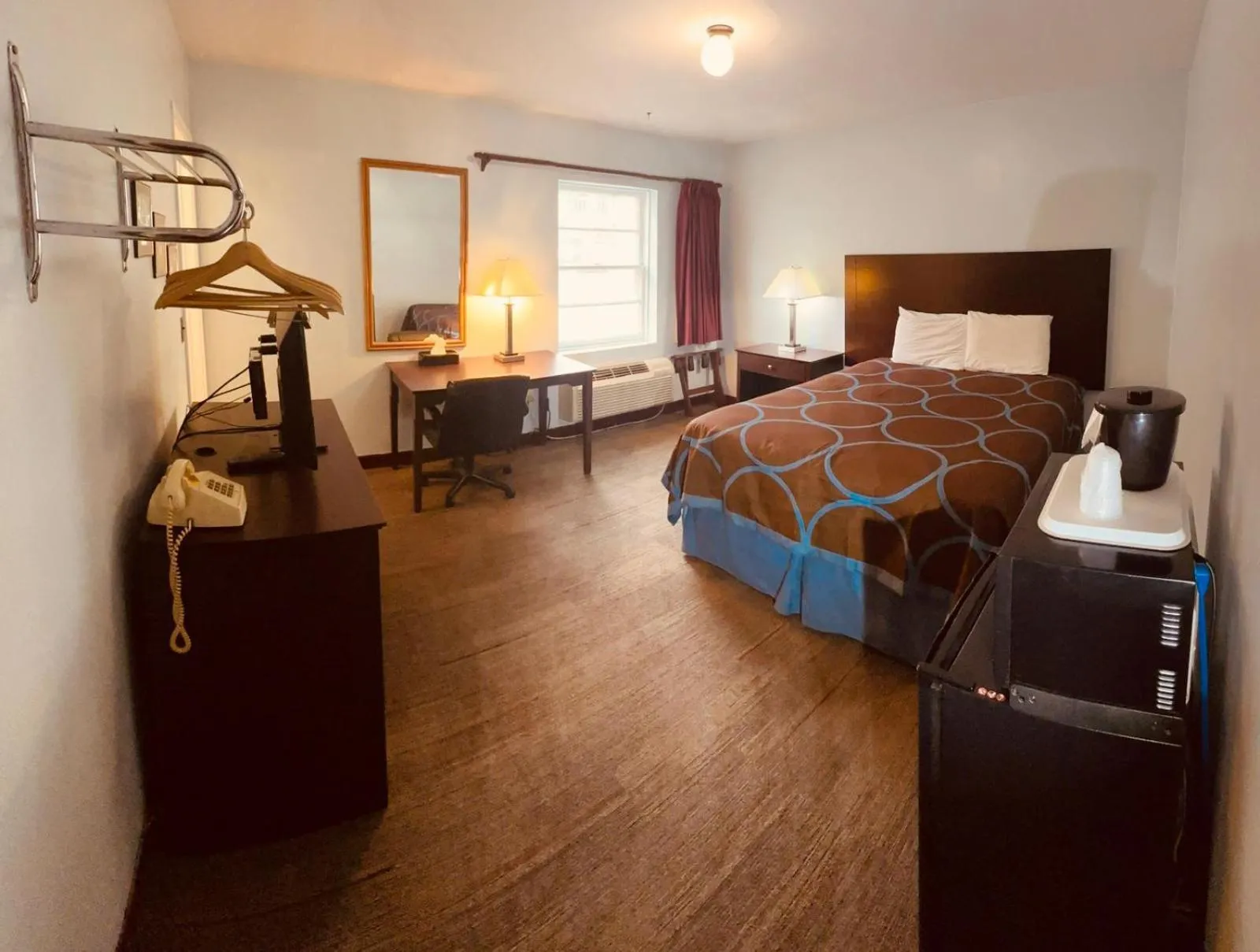 Photo of the whole room, Bed in St Croix Suites - St Croix Falls