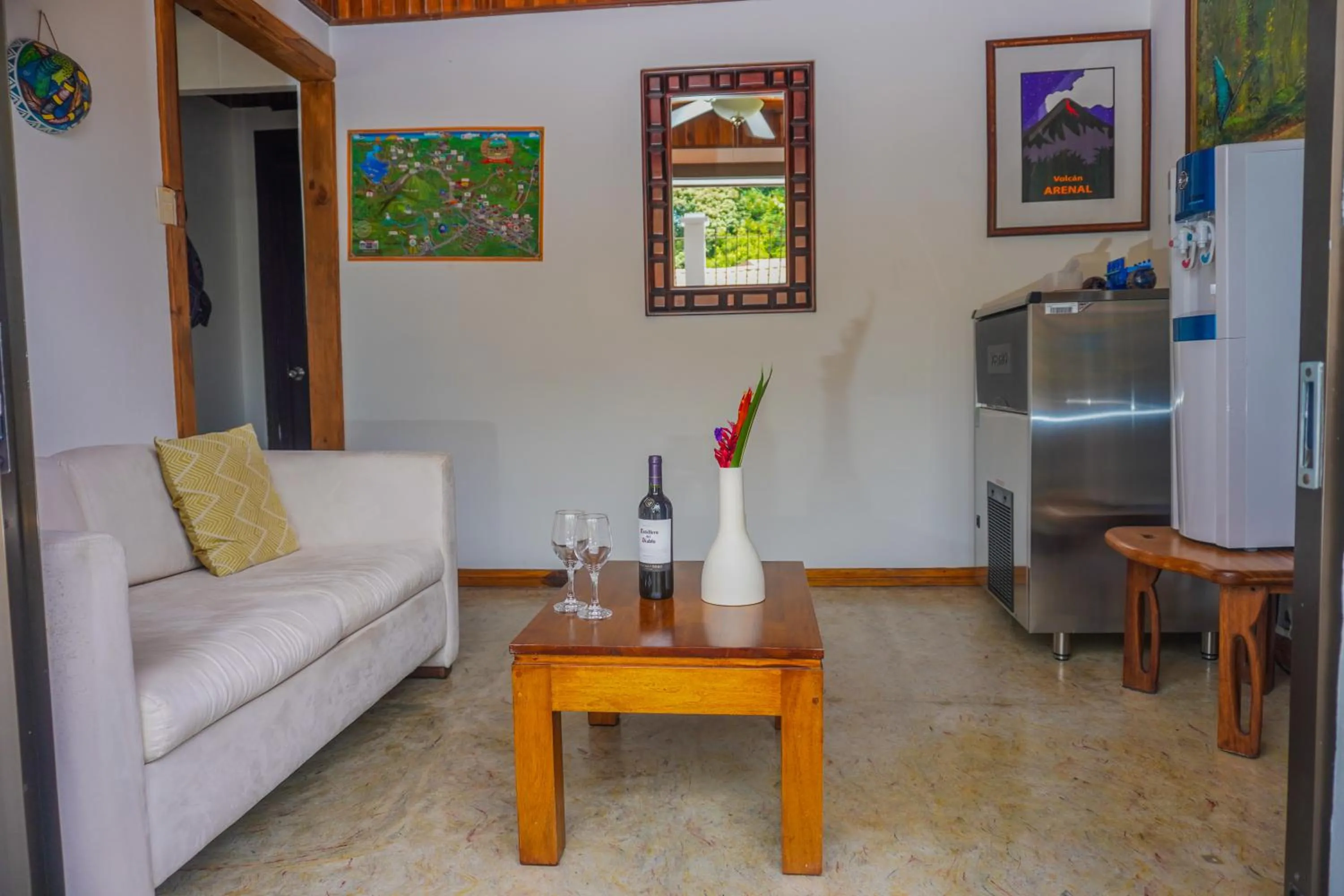 Living room in La Fortuna Lodge by Treebu Hotels