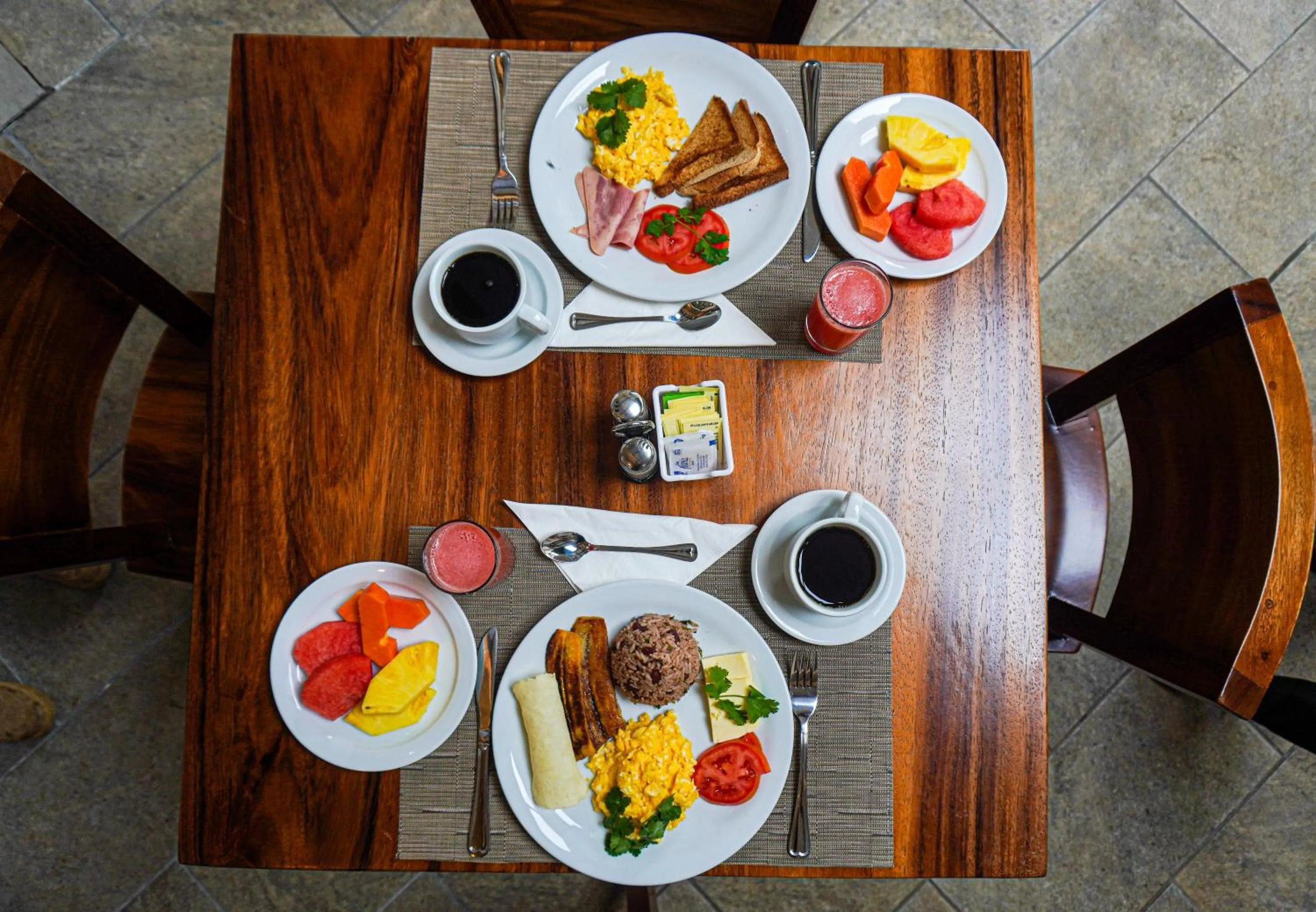 Restaurant/places to eat in La Fortuna Lodge by Treebu Hotels