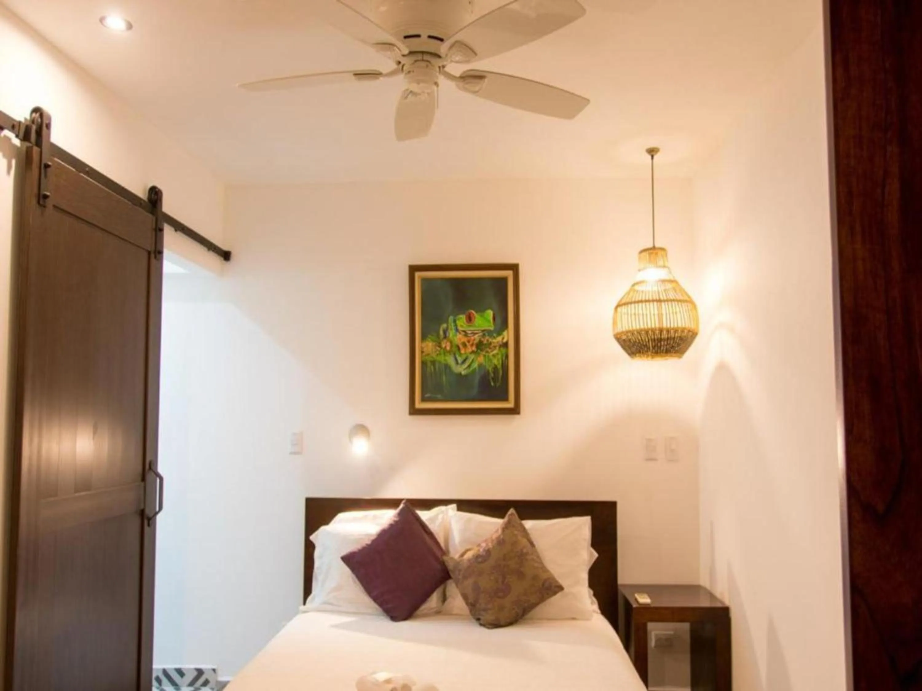 Bed in La Fortuna Lodge by Treebu Hotels