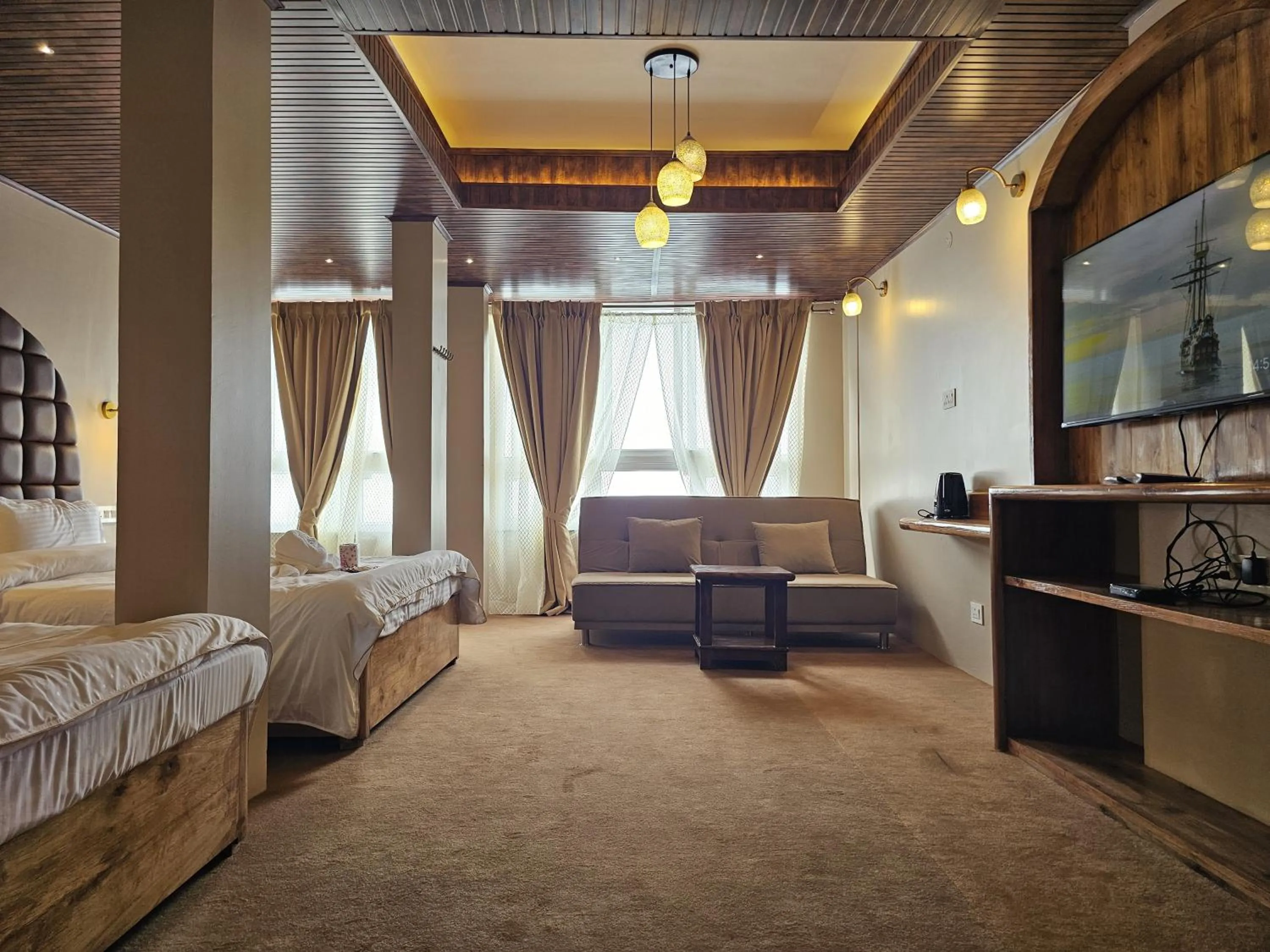 TV and multimedia in Hotel Golden Orchid