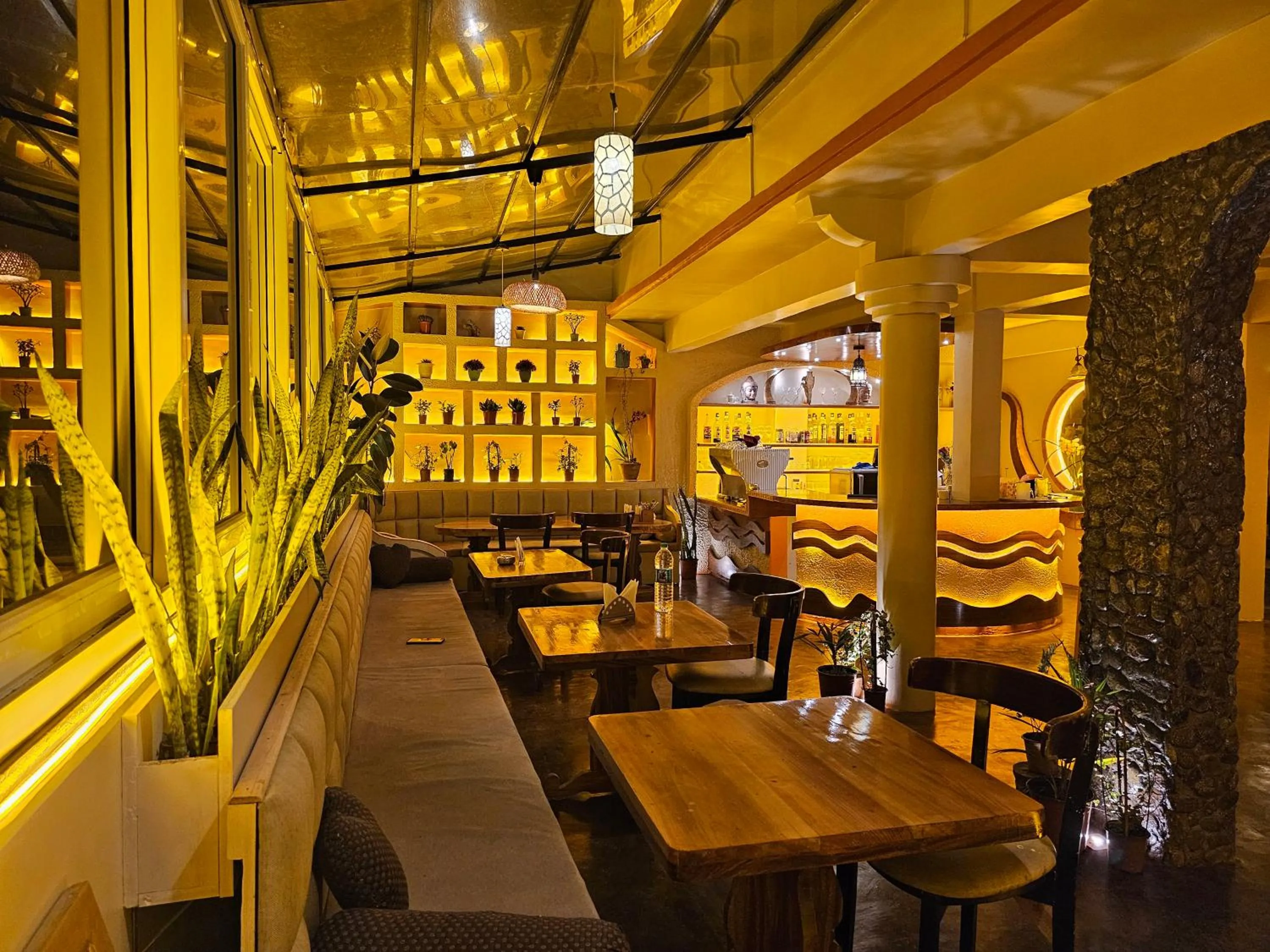 Restaurant/places to eat in Hotel Golden Orchid