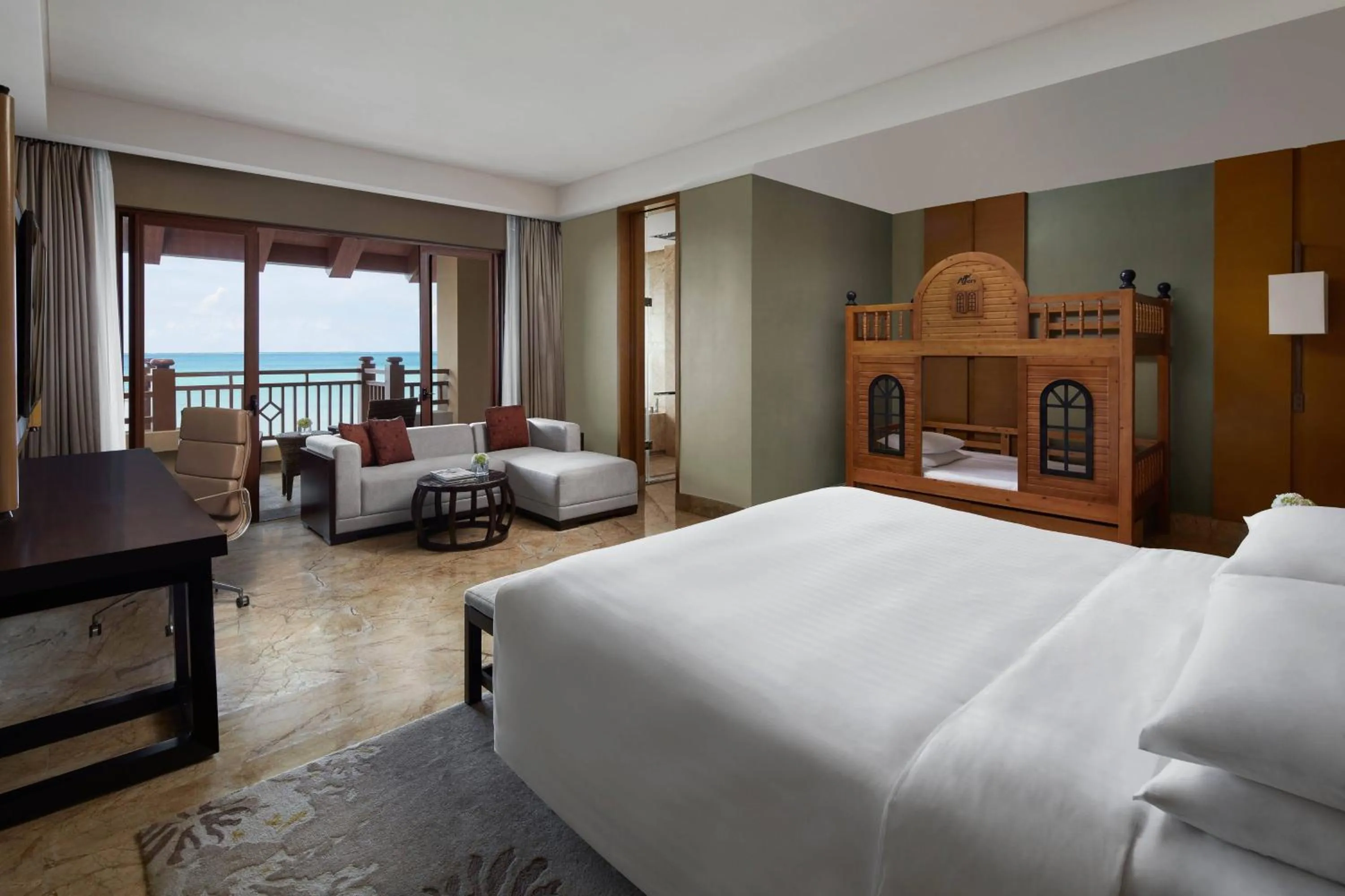 Photo of the whole room, Bed in Haikou Marriott Hotel