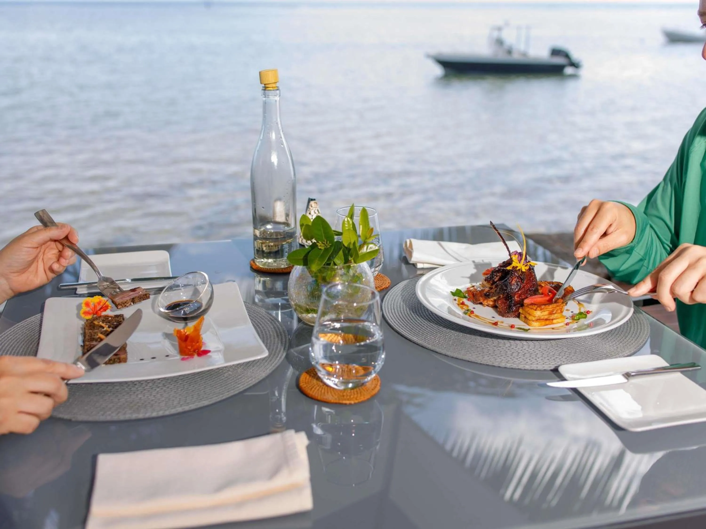 Restaurant/places to eat in Mantis Soanambo Hotel And Spa