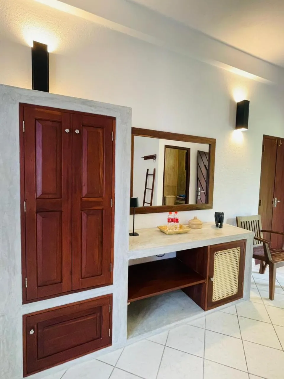 wardrobe in Unawatuna Nor Lanka Hotel
