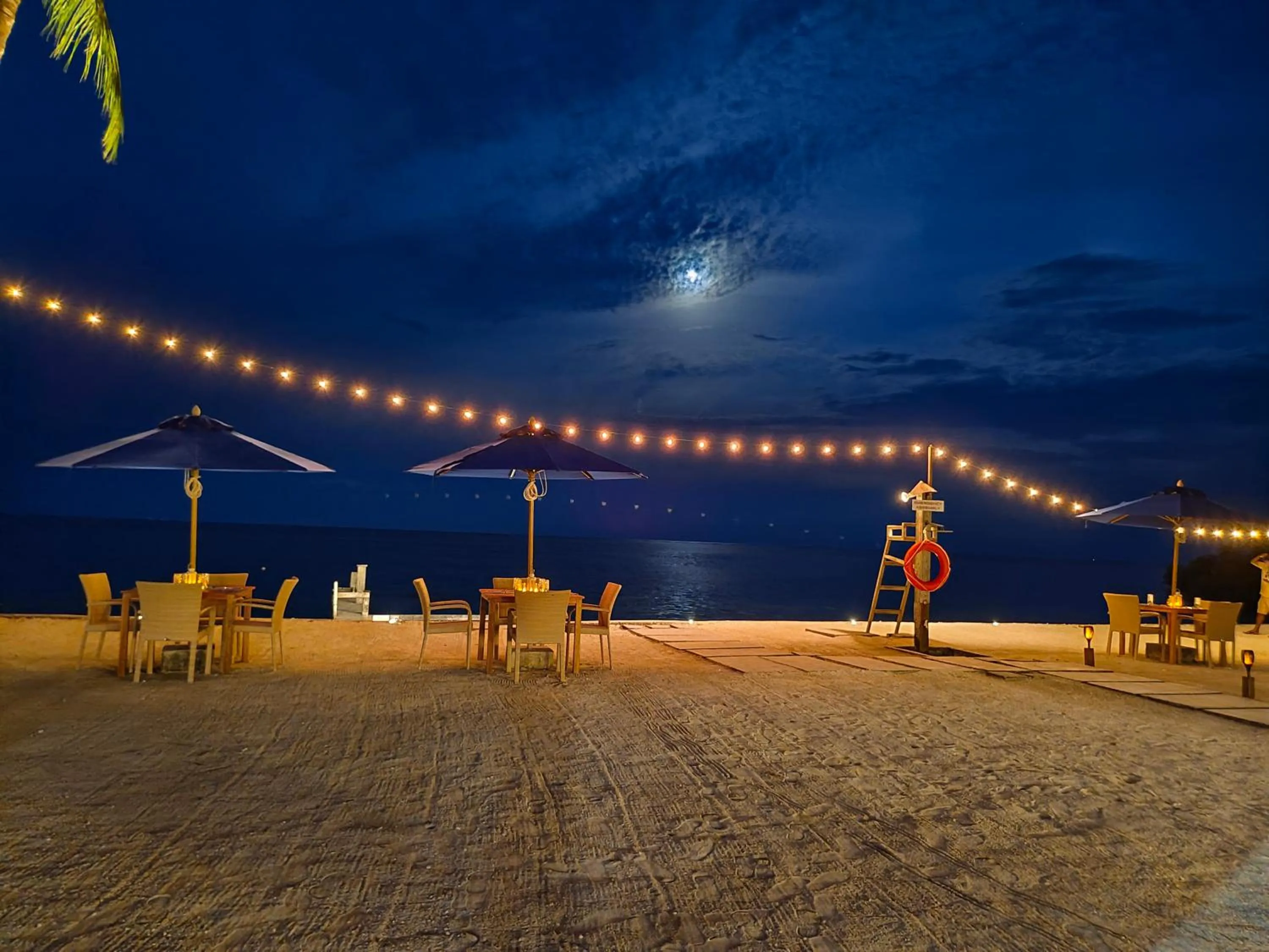 Night in Reef Beach Resort