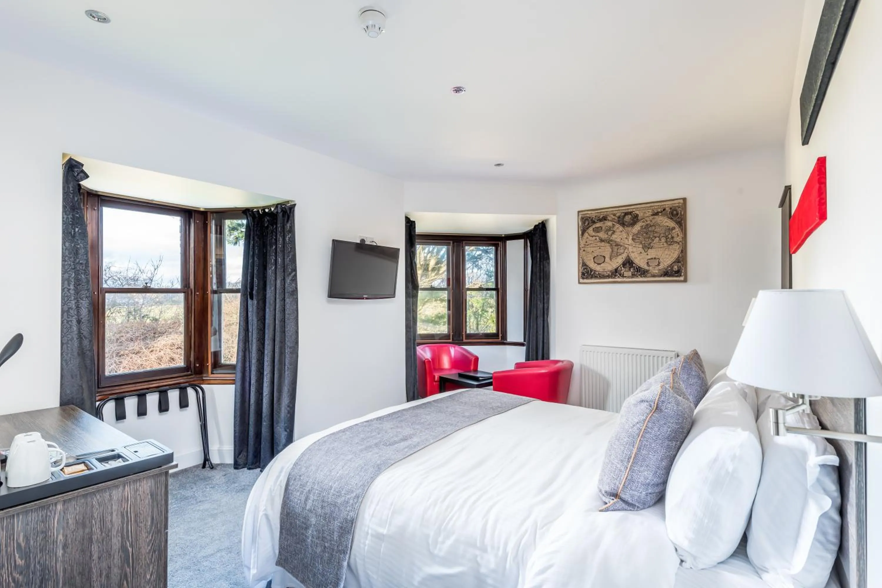 Bed in Grey Harlings Rooms