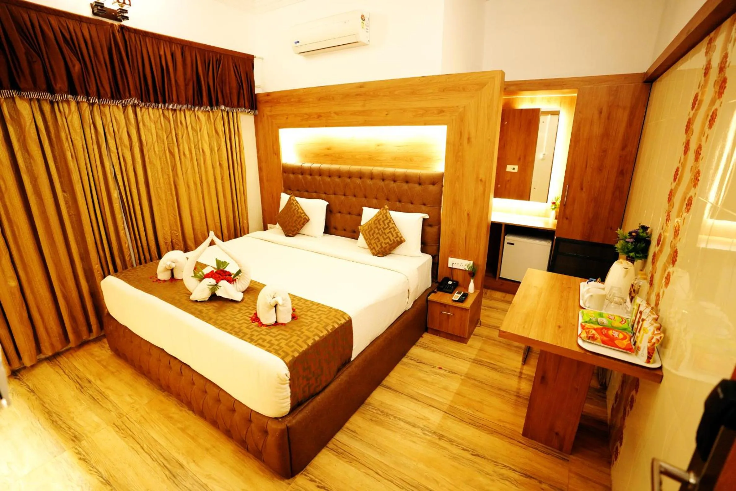 Photo of the whole room, Bed in Jal Mahal Resort and Spa