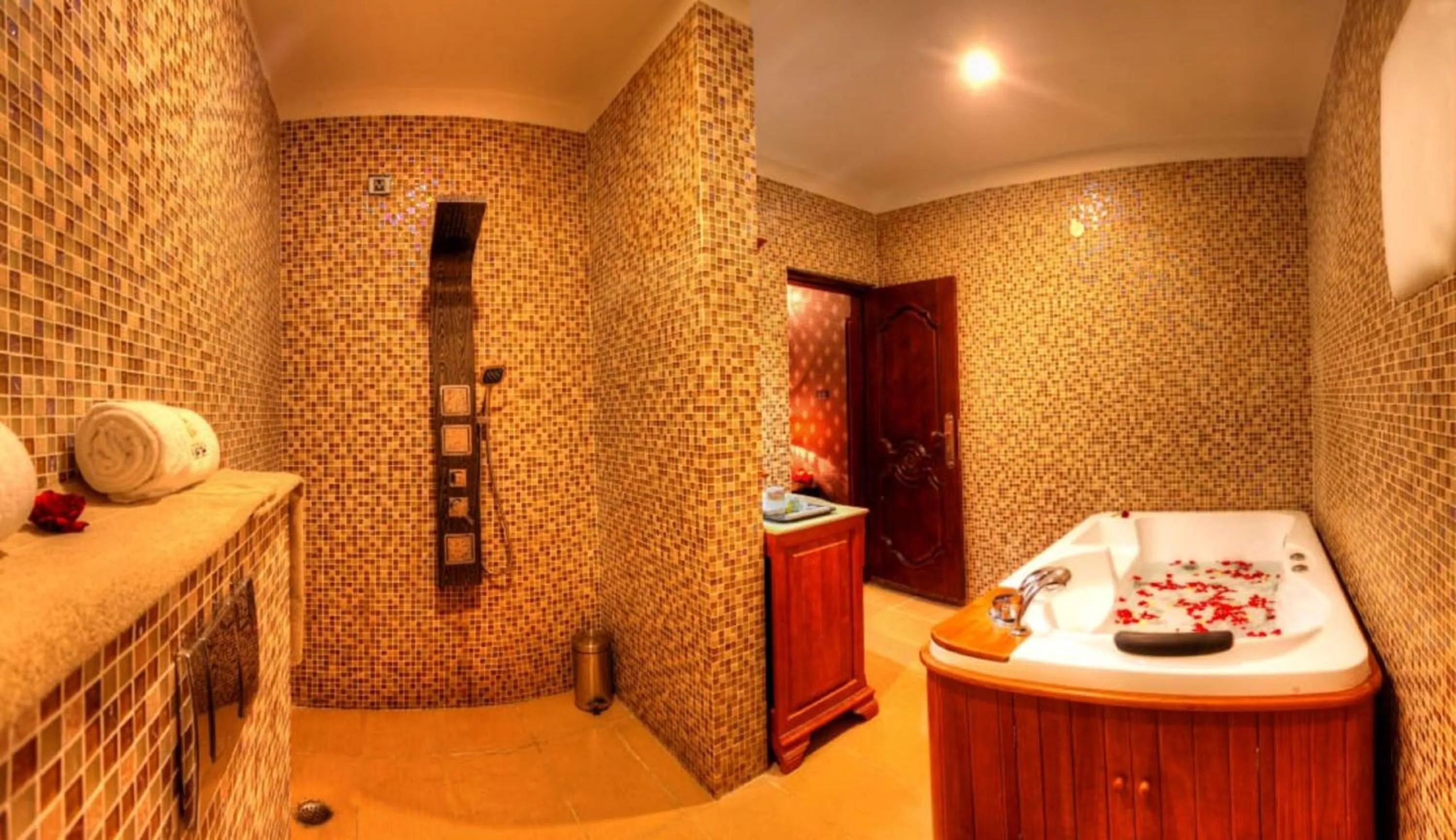 Bathroom in Jal Mahal Resort and Spa