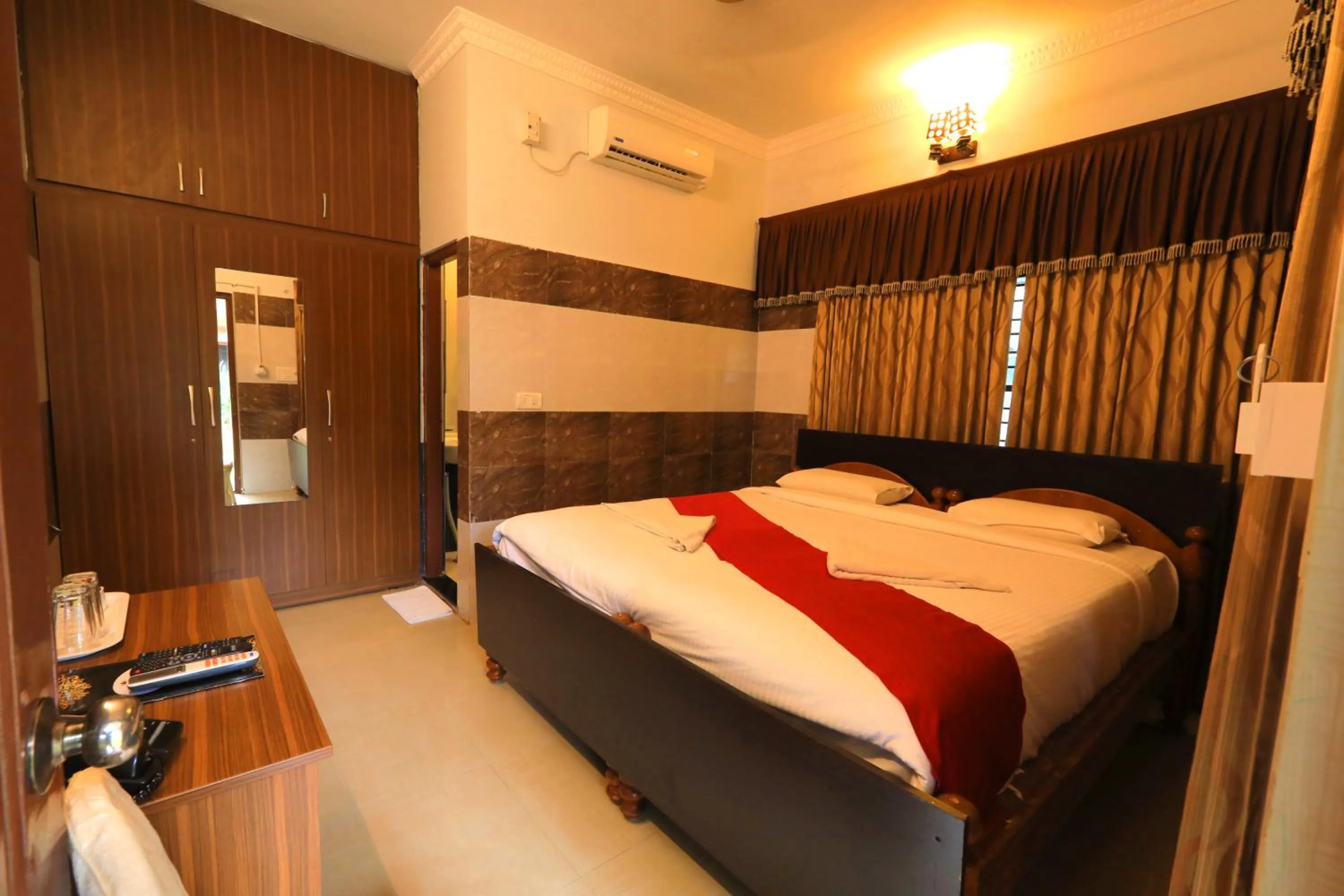 Bed in Jal Mahal Resort and Spa