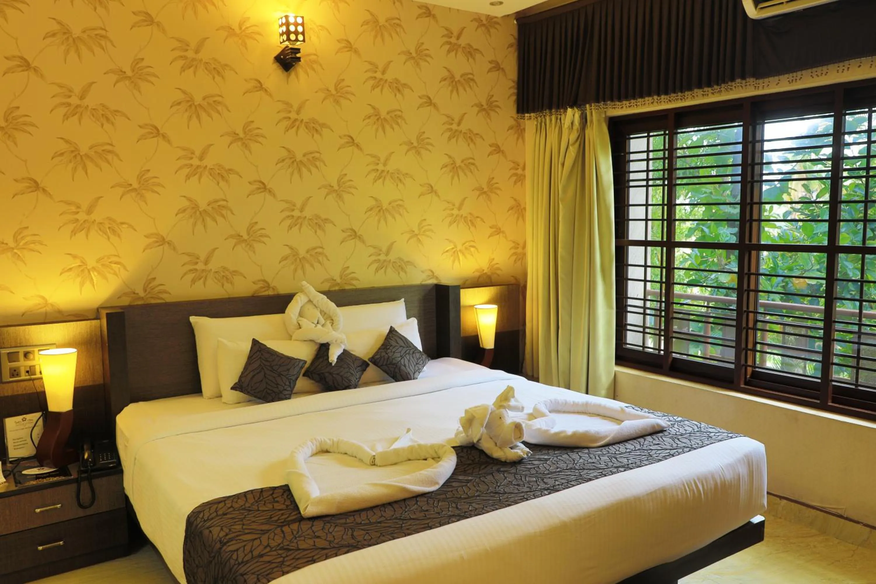 Bed in Jal Mahal Resort and Spa