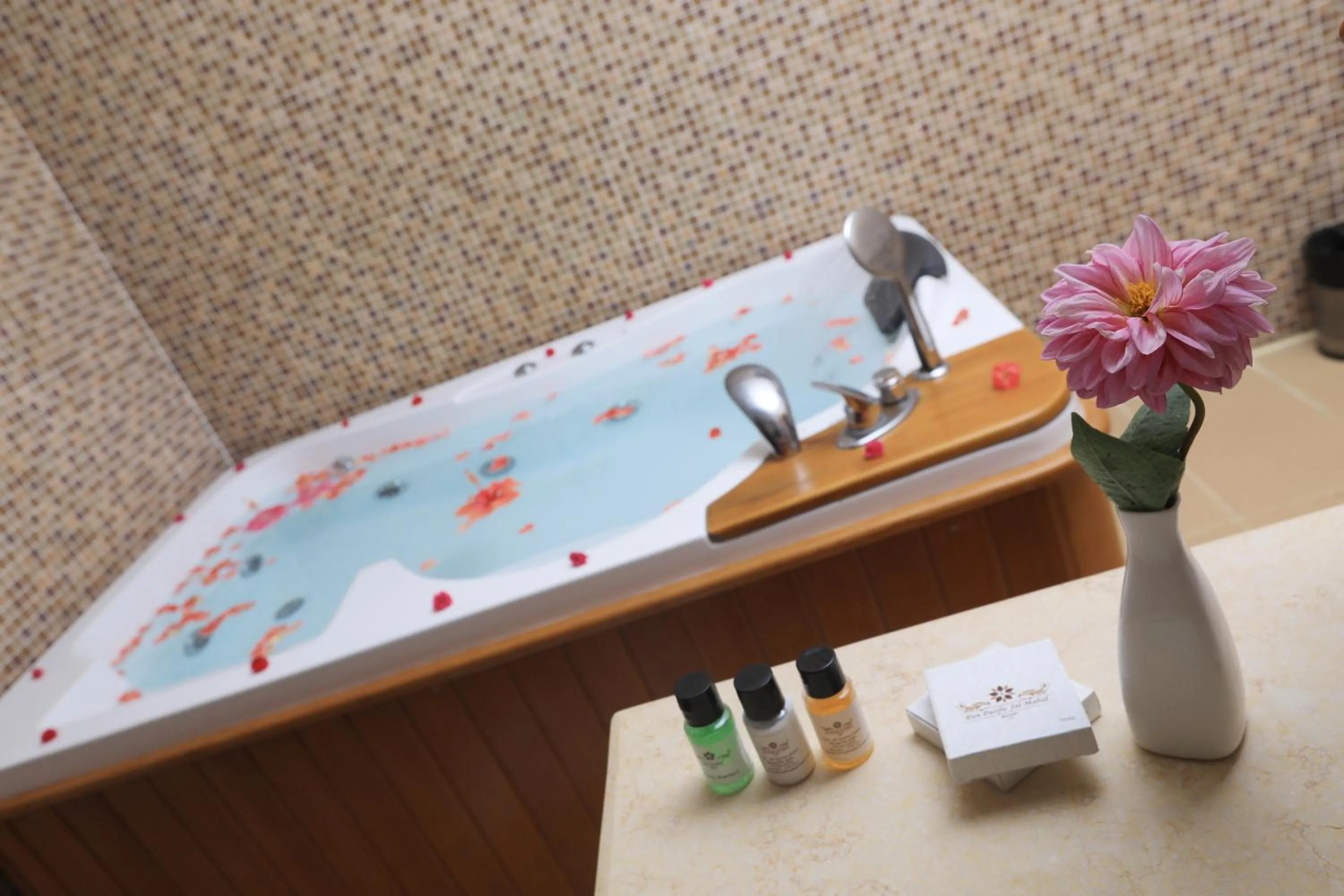 Bath in Jal Mahal Resort and Spa