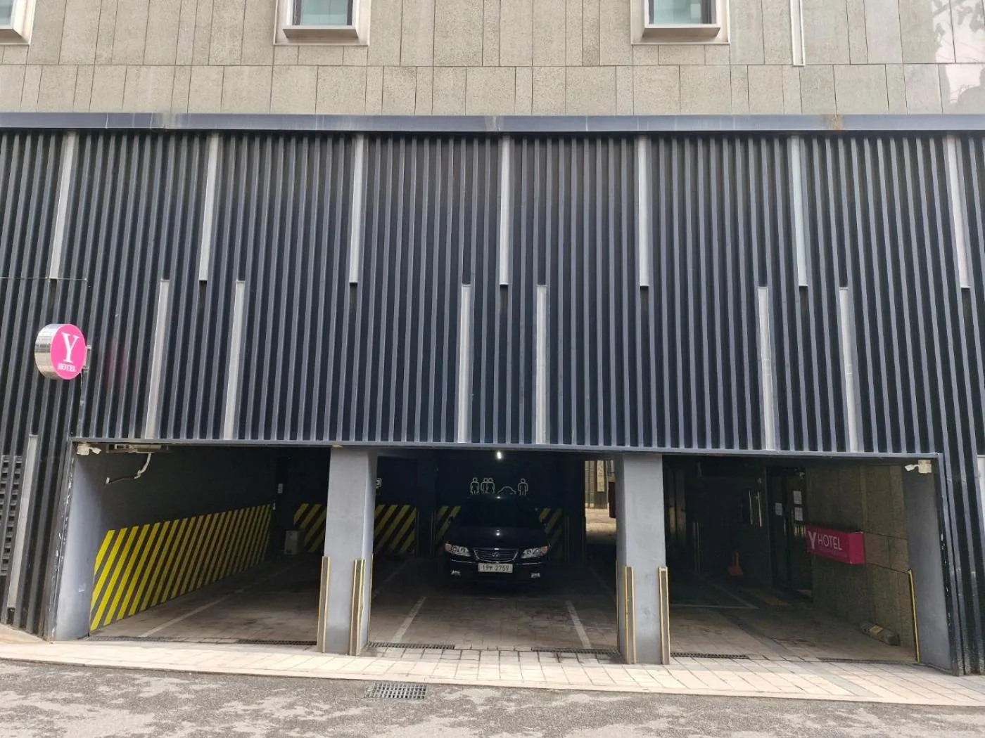 Parking in Shinchon Y Hotel