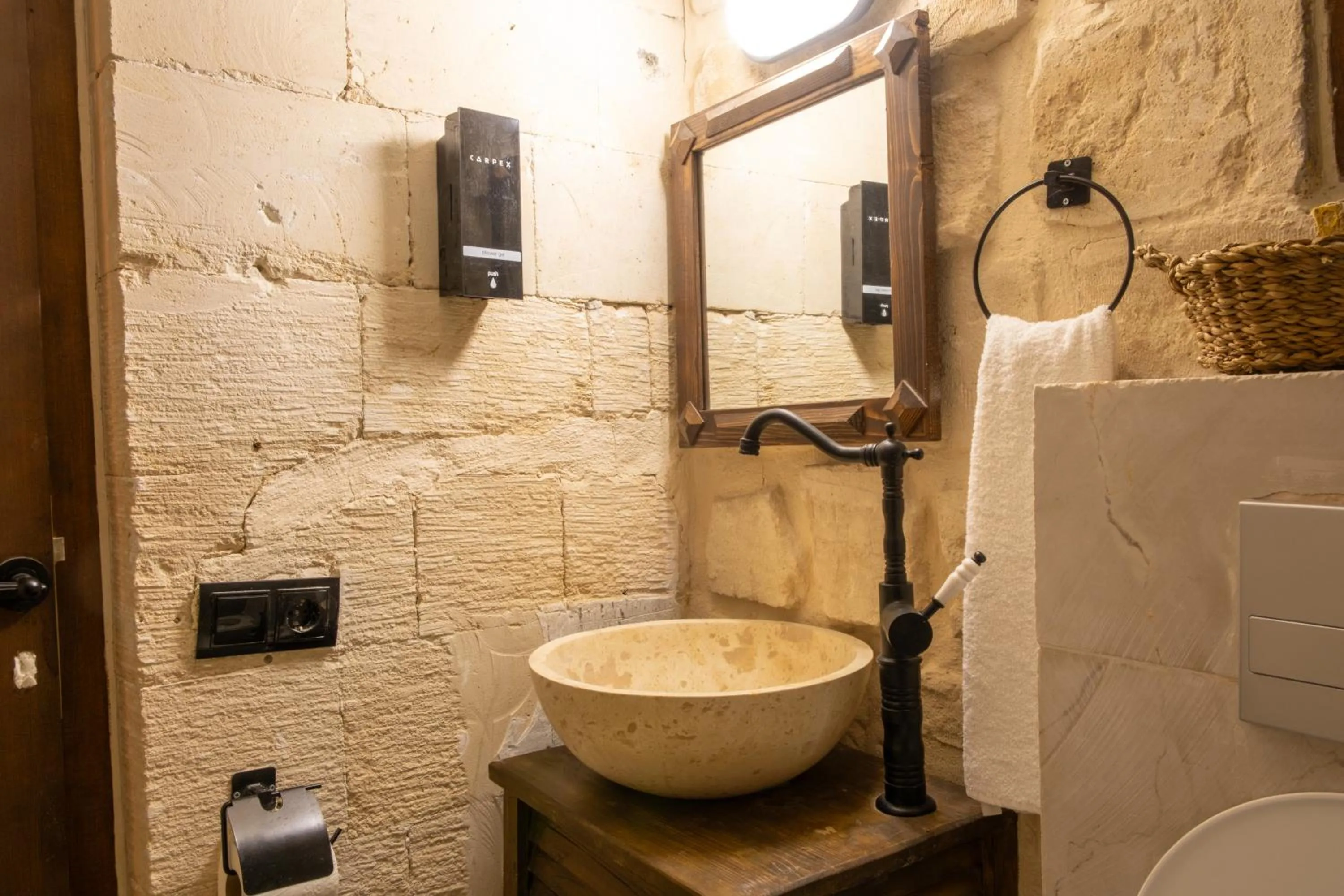 Shower in Marvel Hotel Mardin