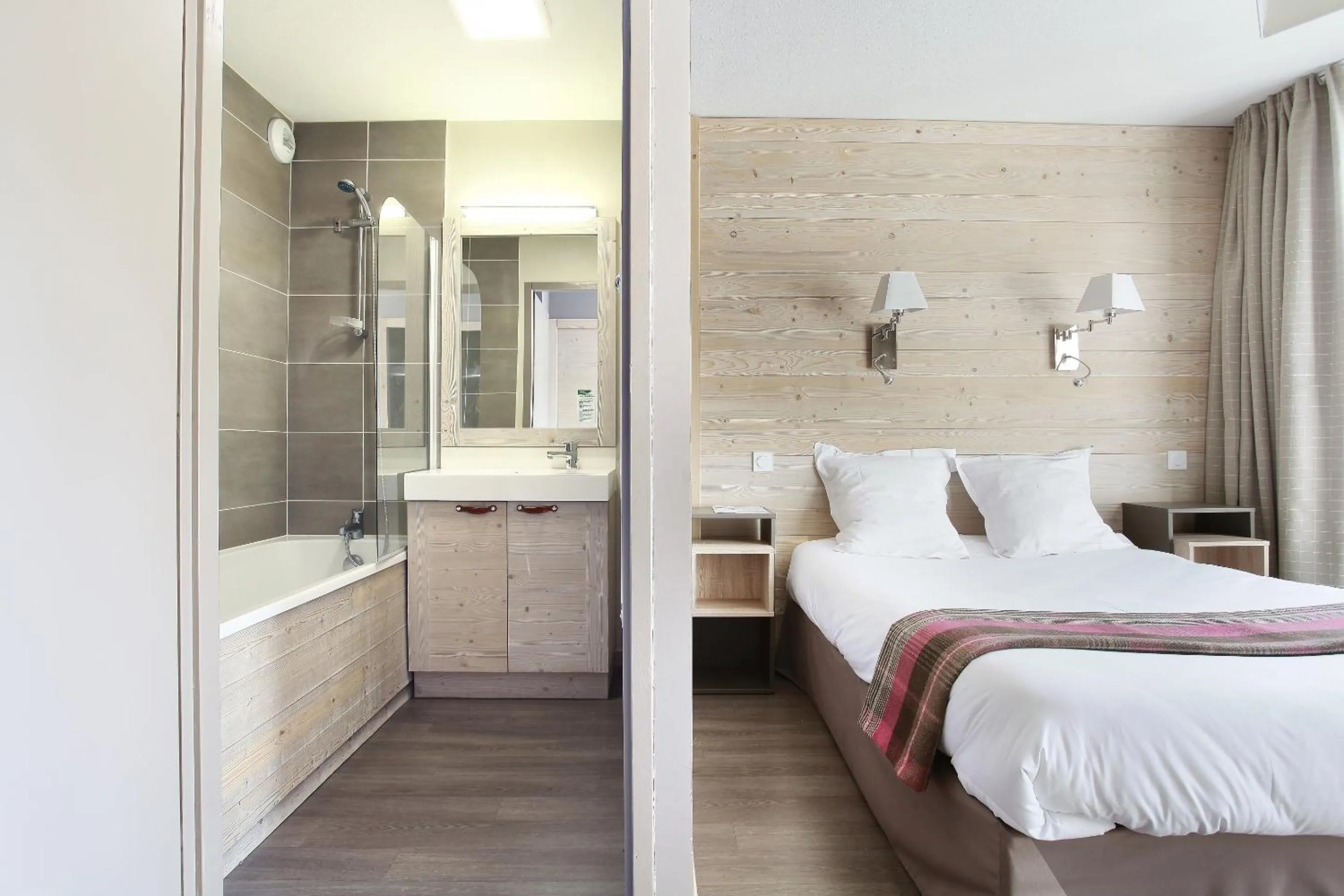 Bathroom, Bed in Résidence Odalys Le Panoramic