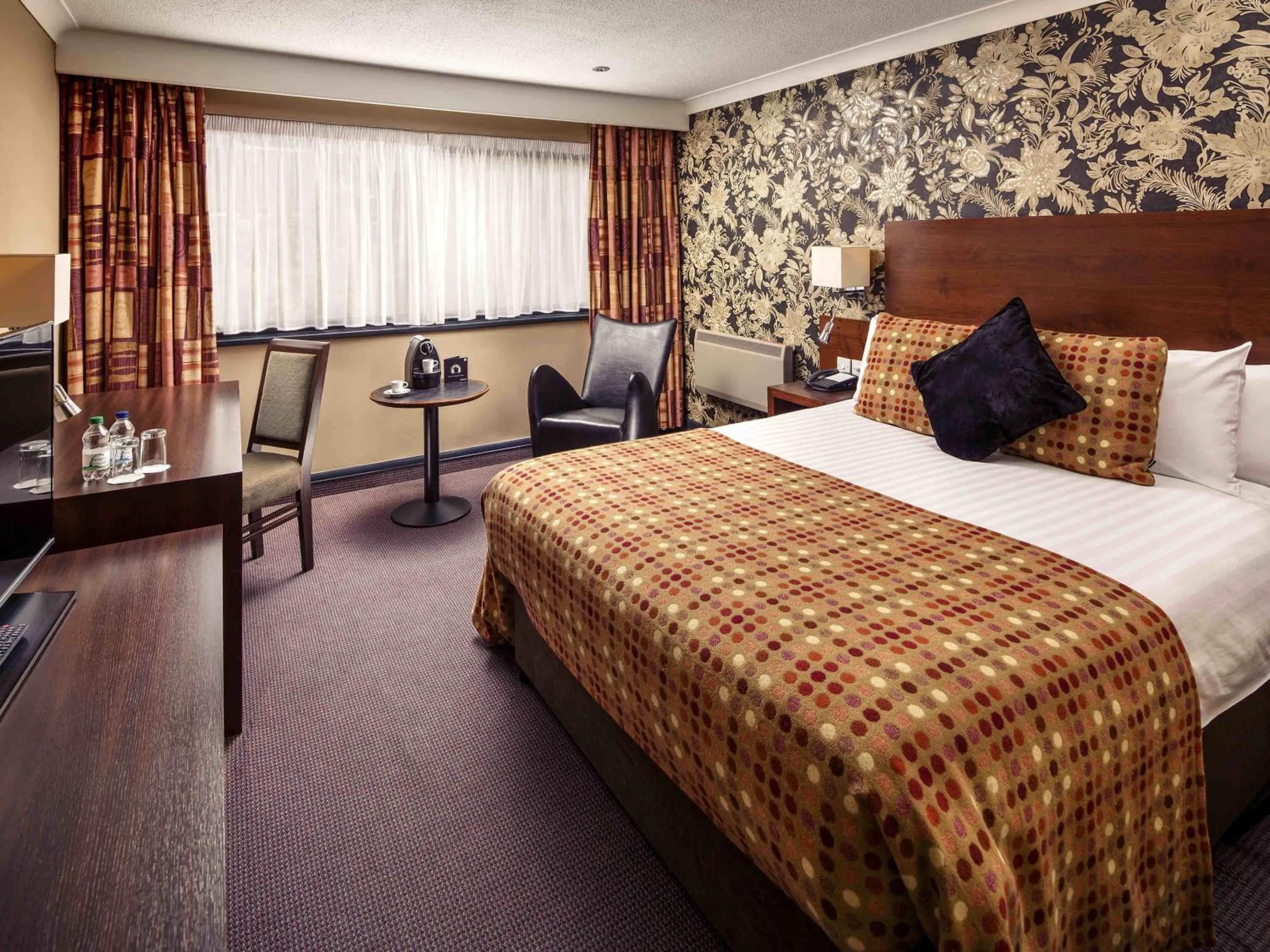 Bedroom, Bed in Mercure Livingston Hotel