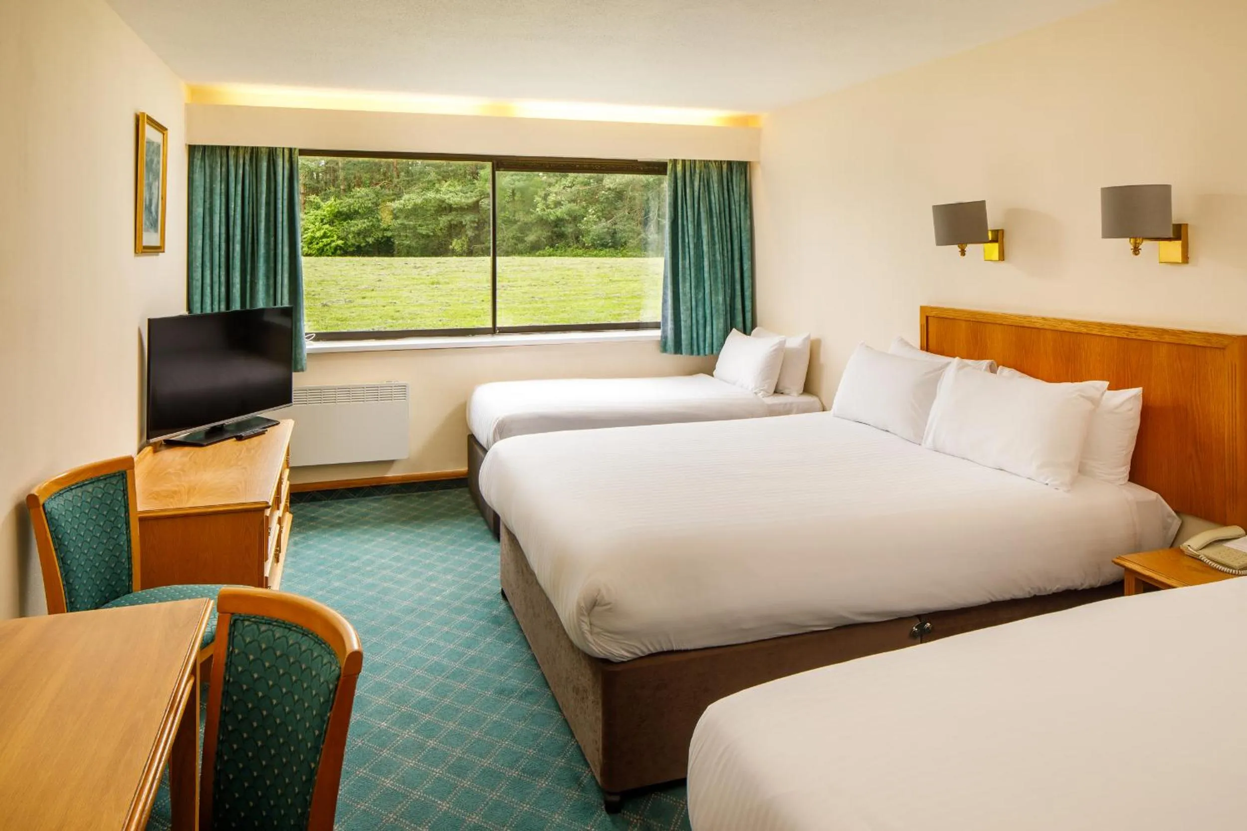 Bedroom, Bed in Mercure Livingston Hotel