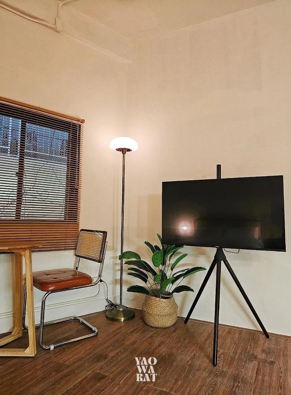 Communal lounge/ TV room in Yaowarat Stay