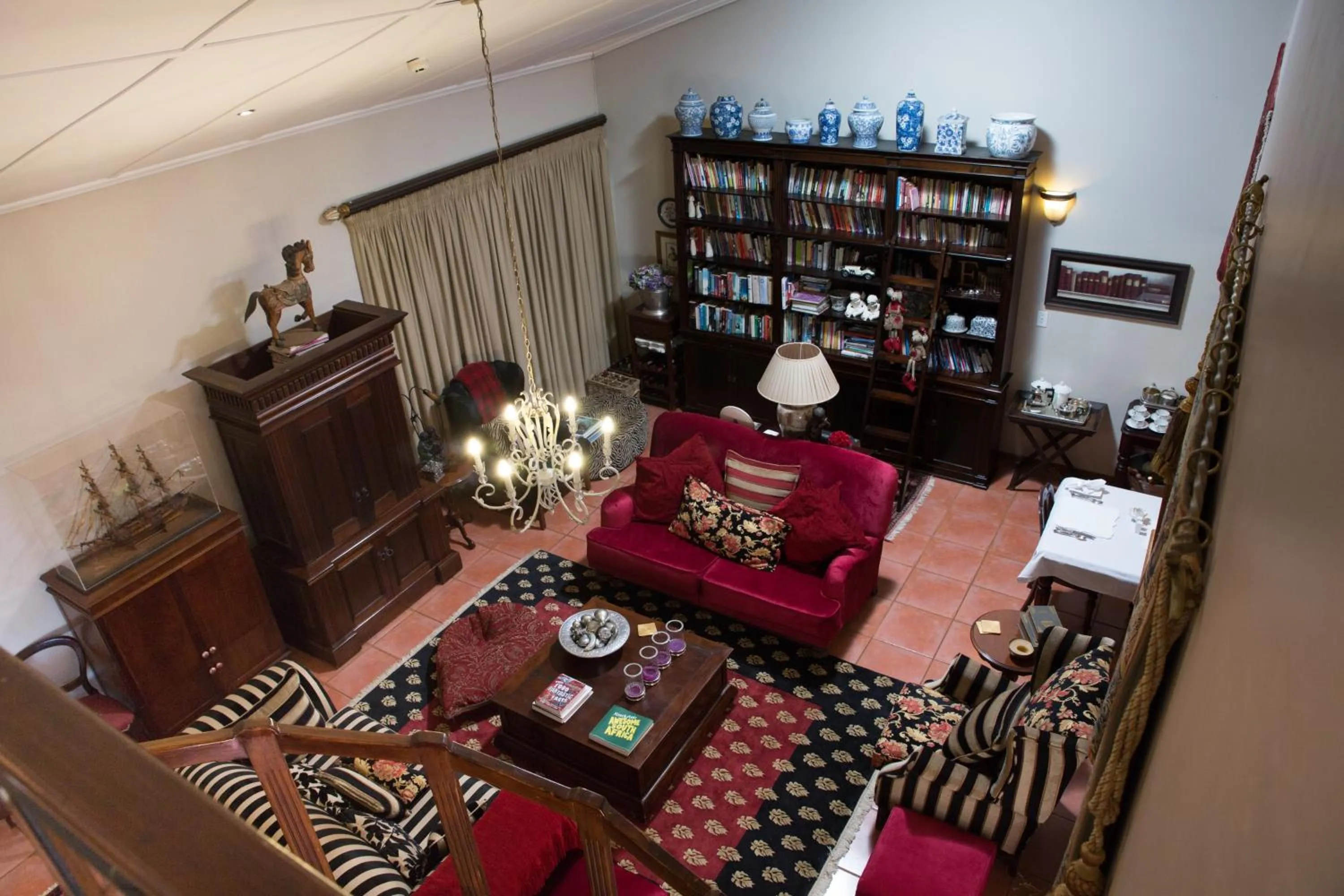 Communal lounge/ TV room in MacGregors Guest House