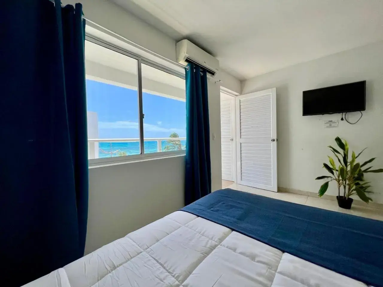 Deluxe Double Room with Side Sea View in Caribbean Island Hotel Deluxe Double Room with Side Sea View in Caribbean Island Hotel