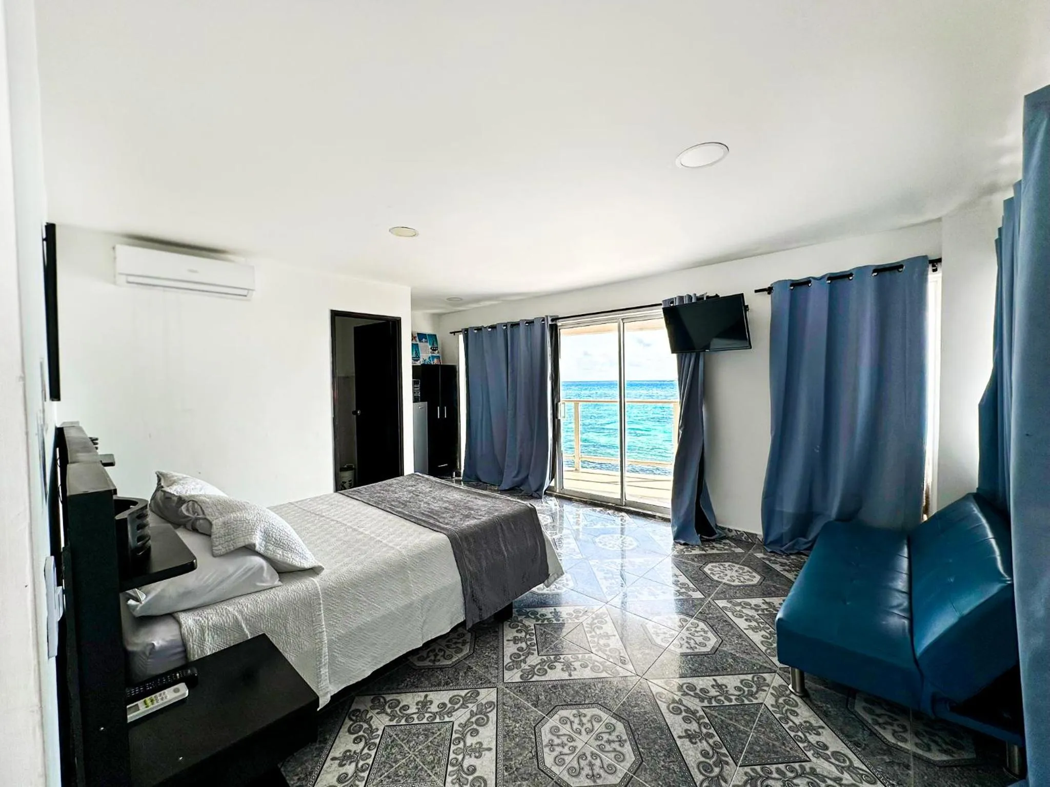 Photo of the whole room, Bed in Caribbean Island Hotel