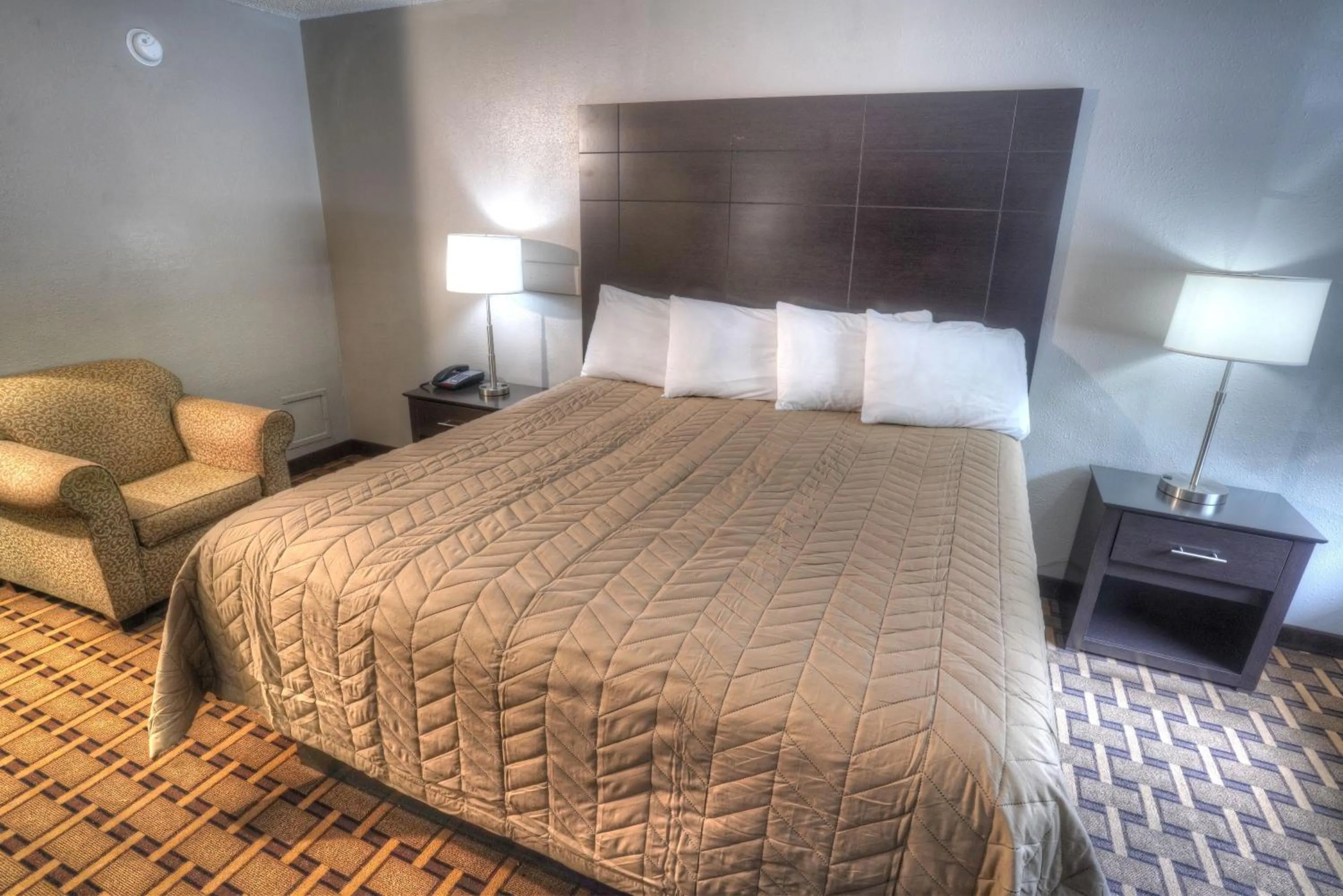 Living room, Bed in Amerivu Inn & Suites - Helen - Downtown